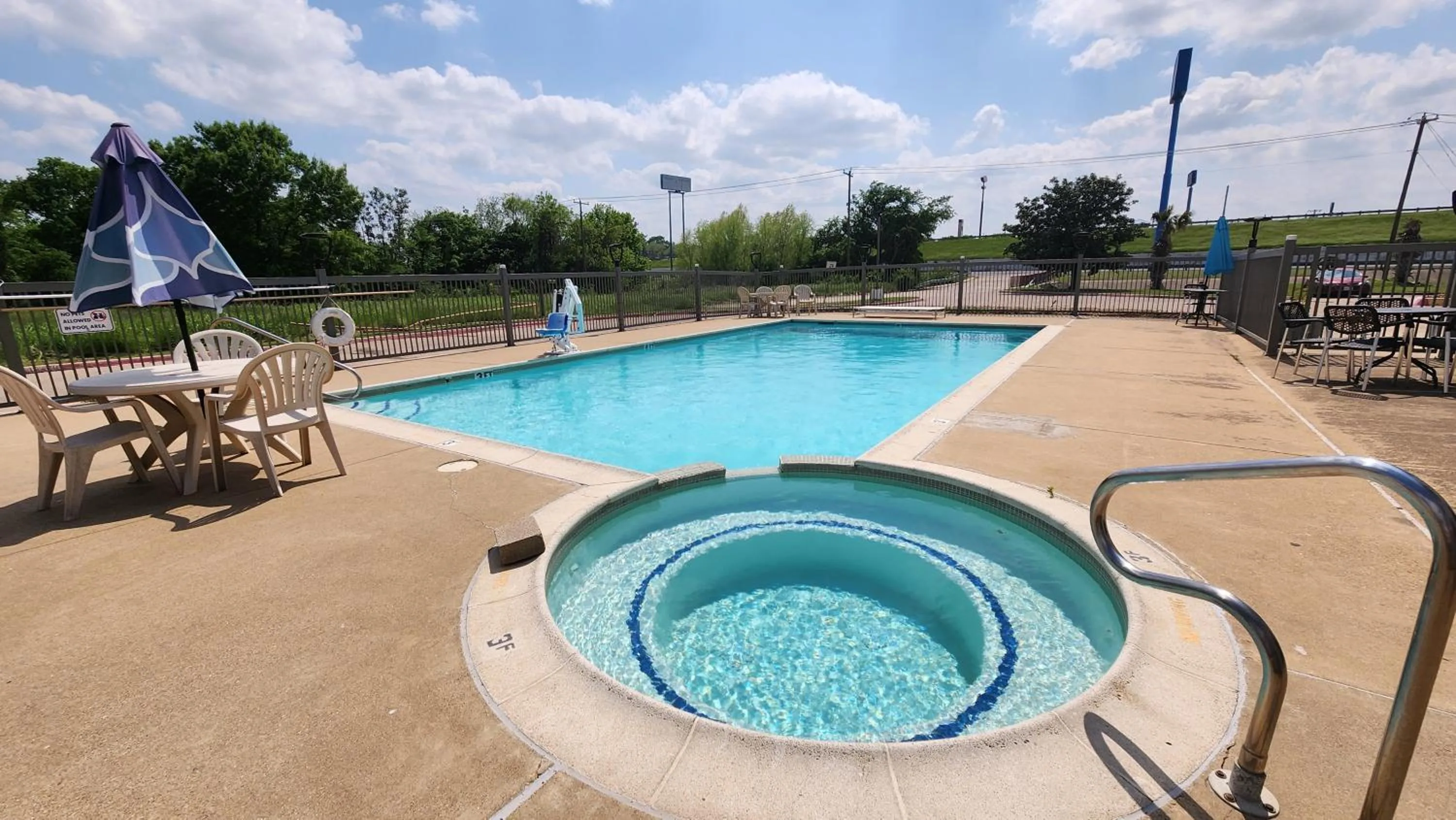 Hot Tub in Motel 6-Ennis, TX