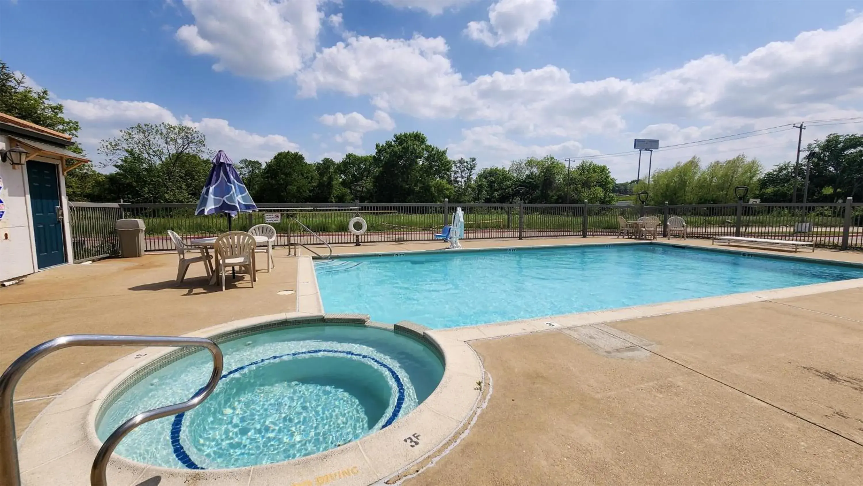 Pool view in Motel 6-Ennis, TX Pool view in Motel 6-Ennis, TX