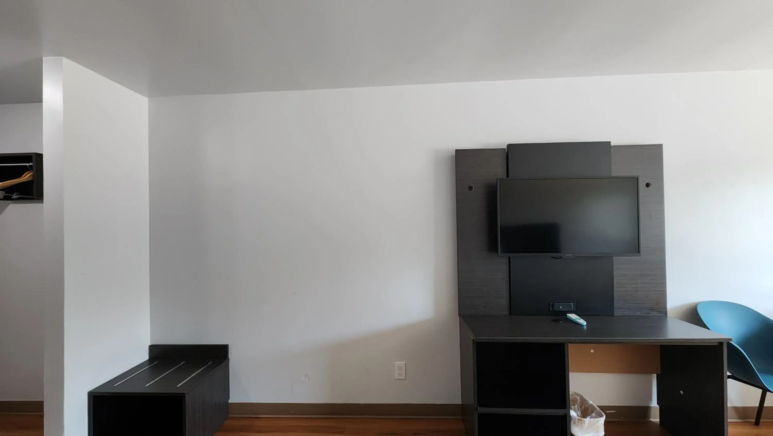 Queen Room with Two Queen Beds - Disability Access - Smoking in Motel 6-Ennis, TX Queen Room with Two Queen Beds - Disability Access - Smoking in Motel 6-Ennis, TX