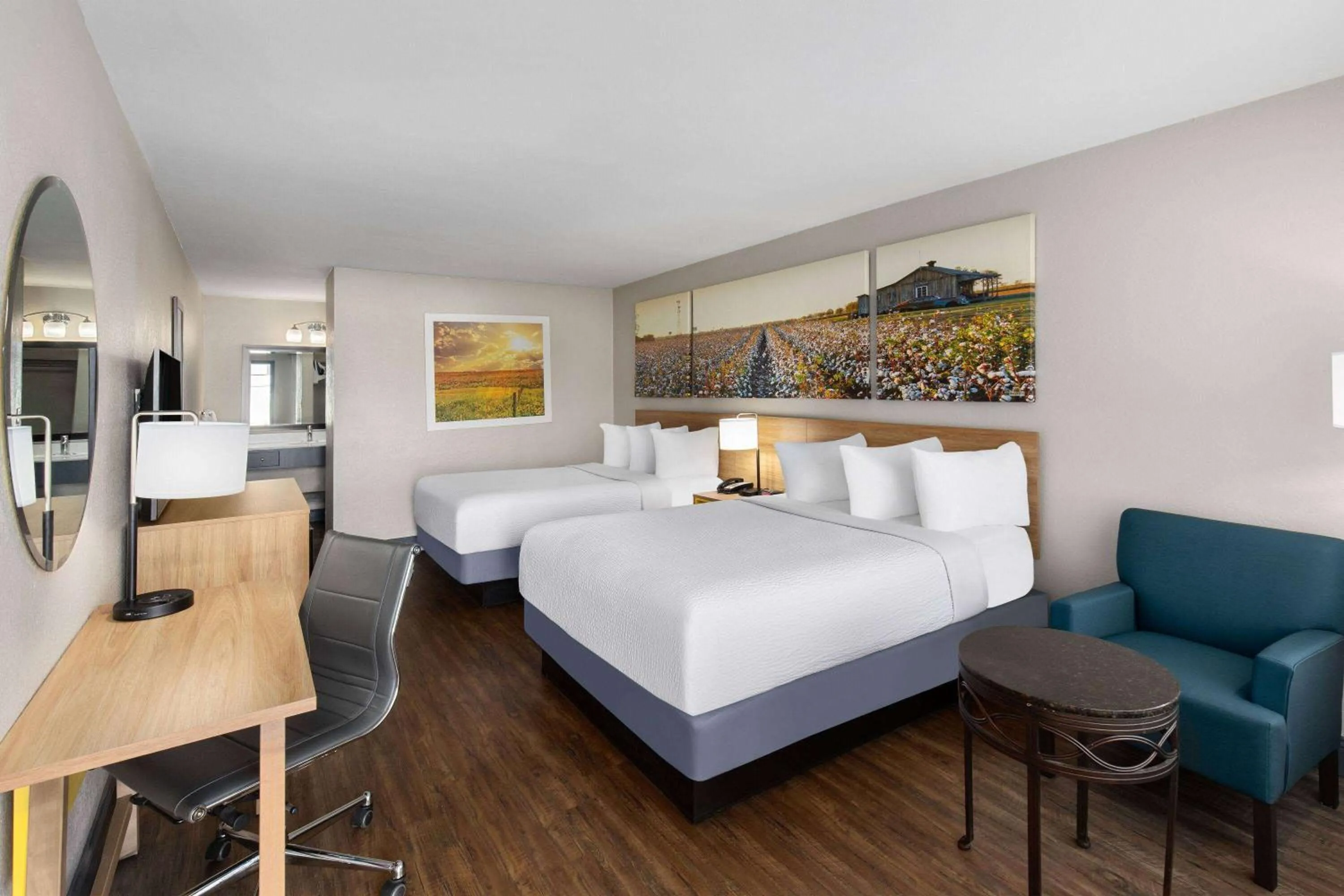 Photo of the whole room, Bed in Days Inn by Wyndham Carlisle