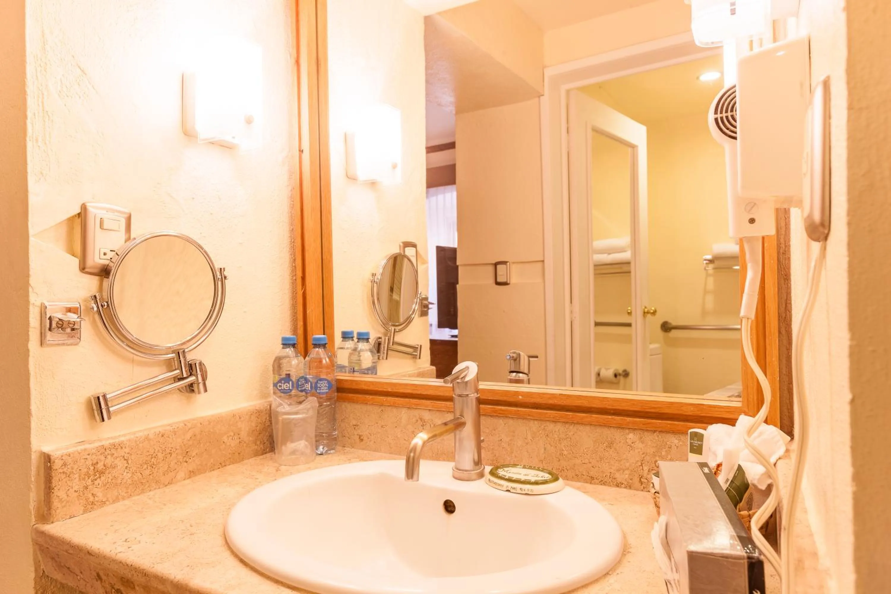 Bathroom in Hotel Meson de Jobito