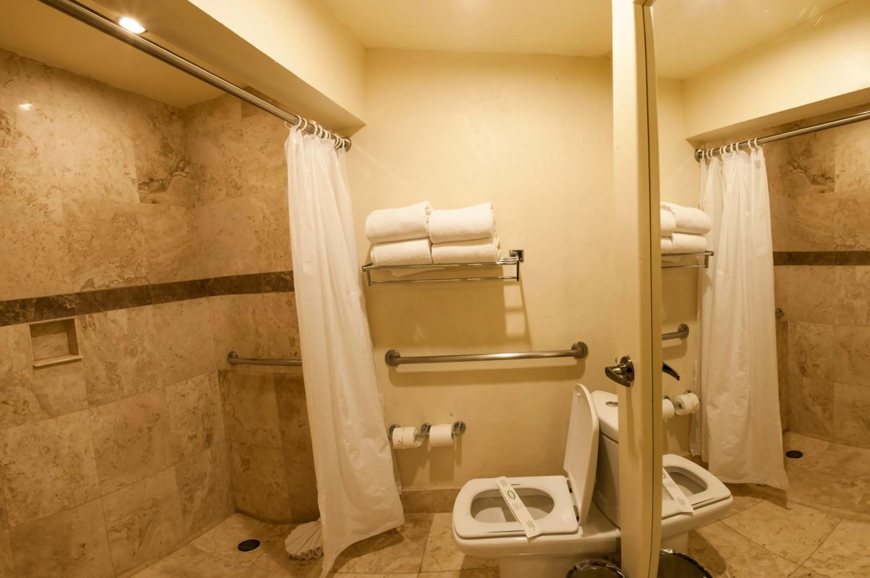 Bathroom in Hotel Meson de Jobito