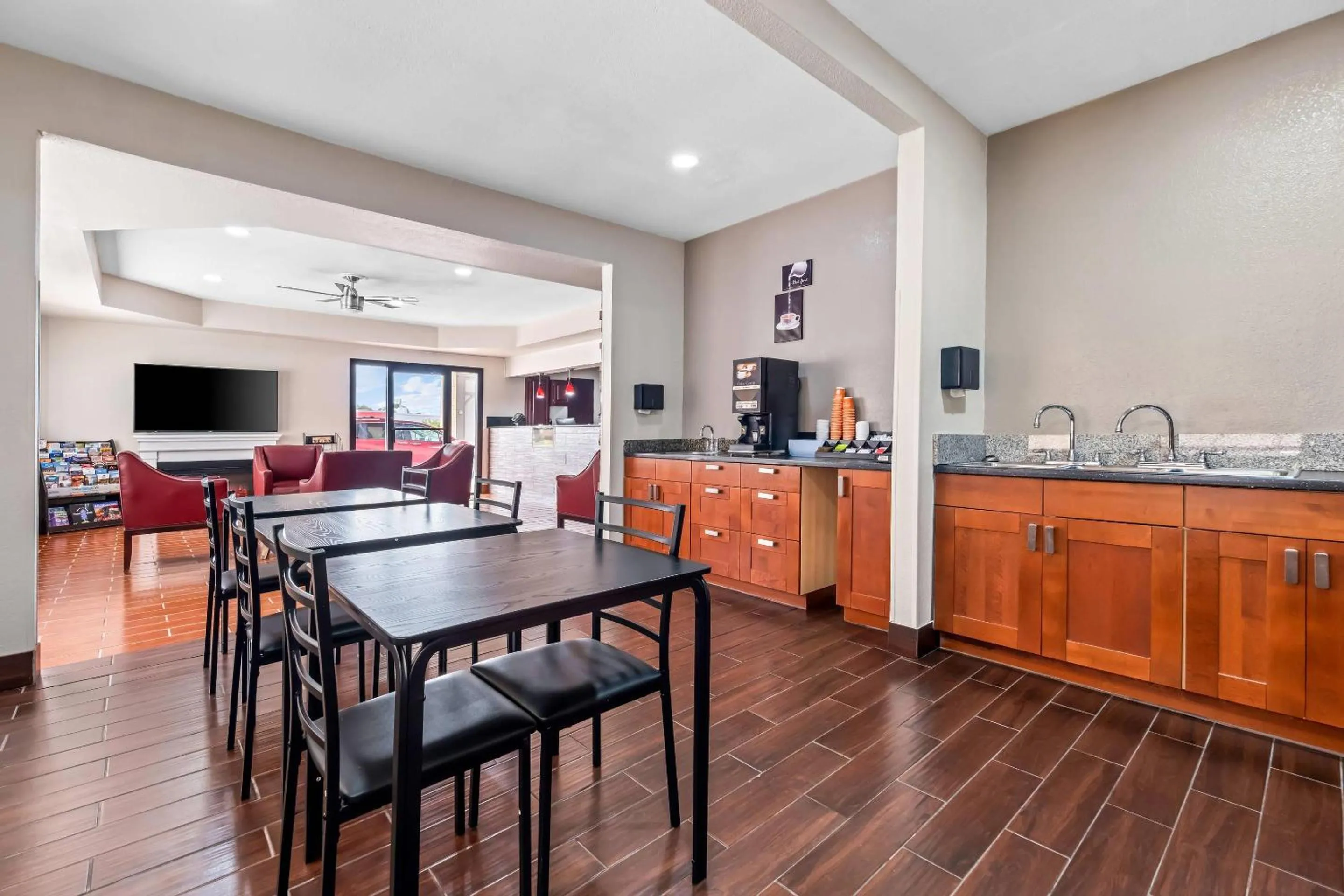 Breakfast in Econo Lodge