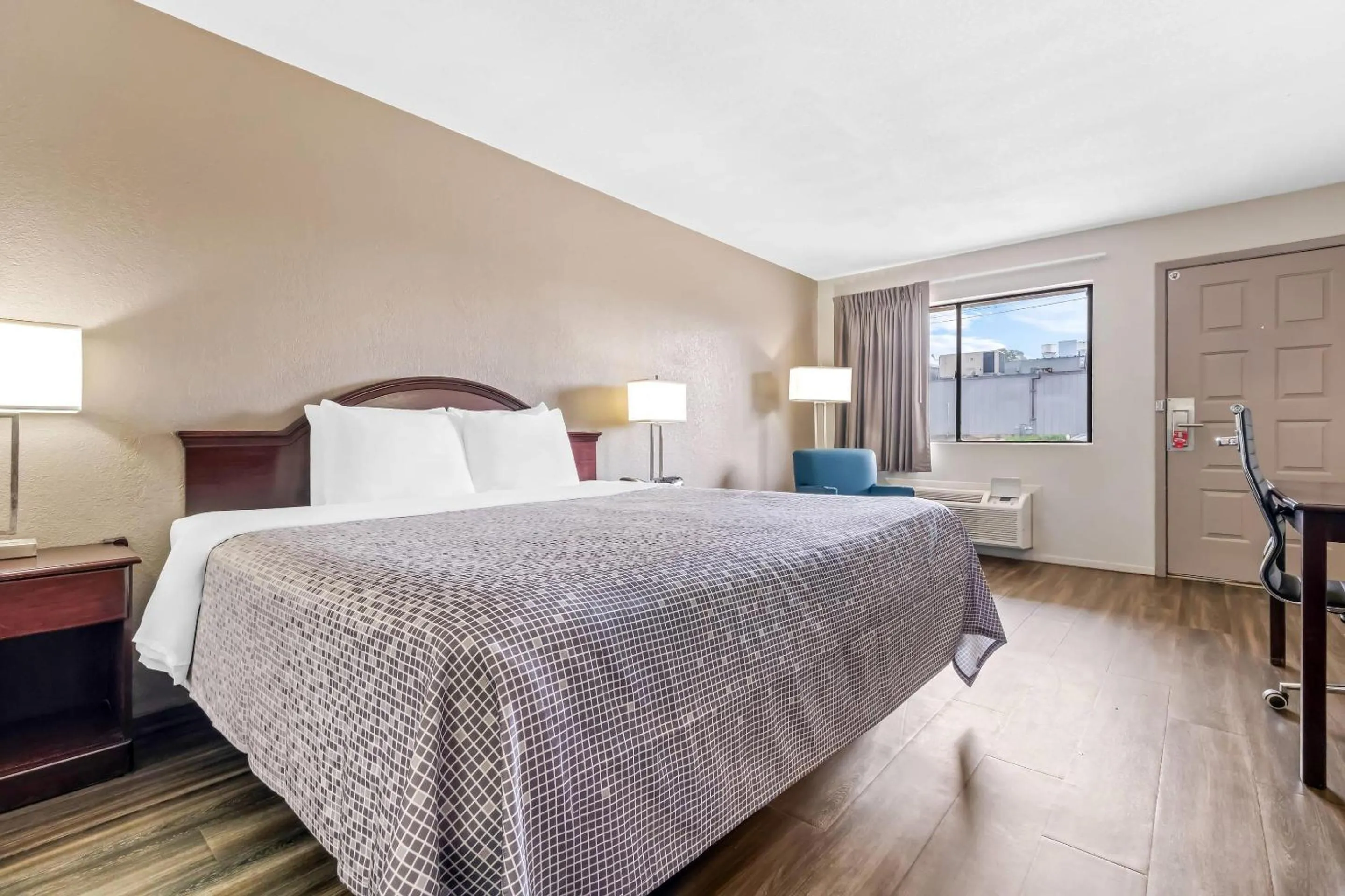 Bedroom, Bed in Econo Lodge