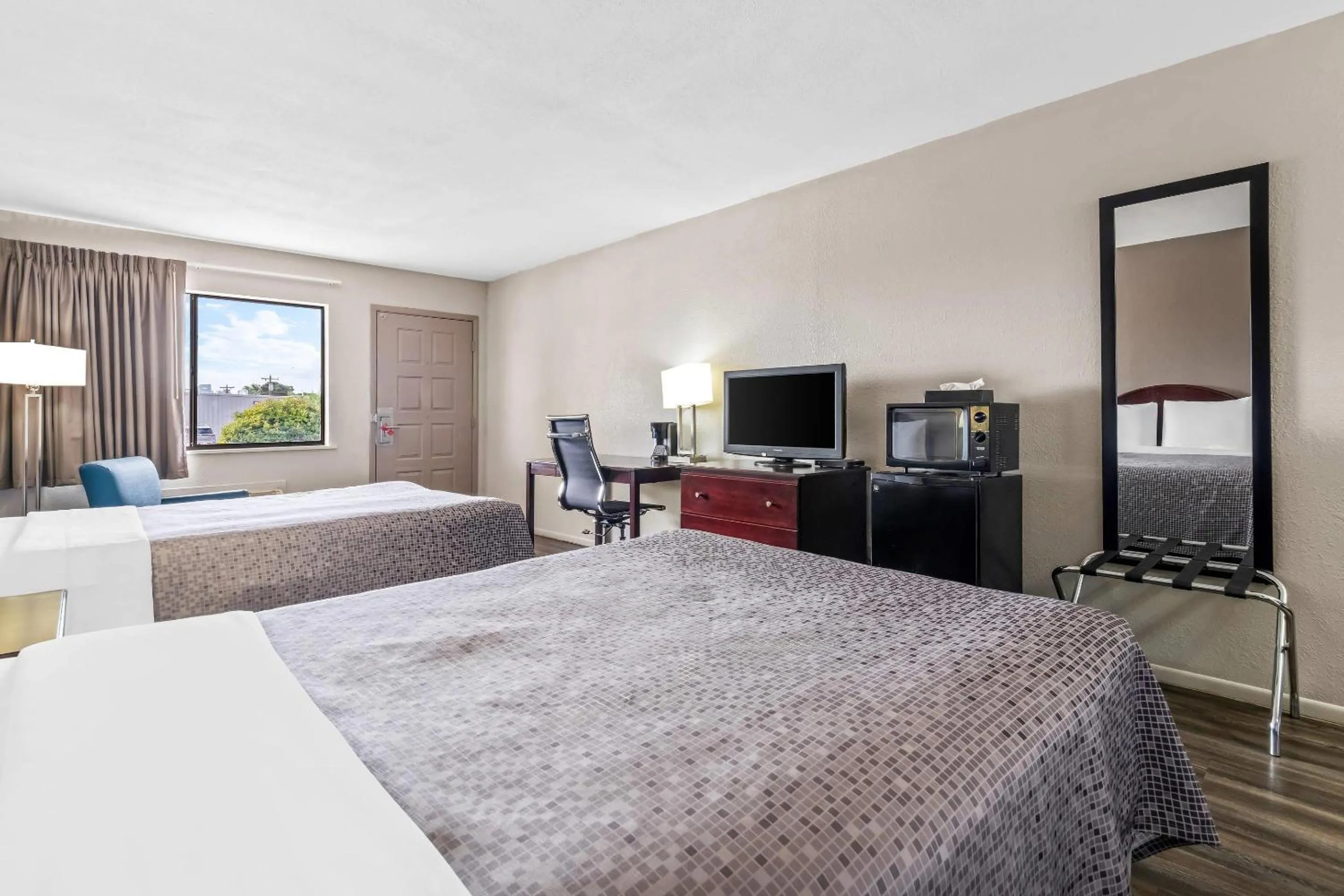 Bedroom, Bed in Econo Lodge