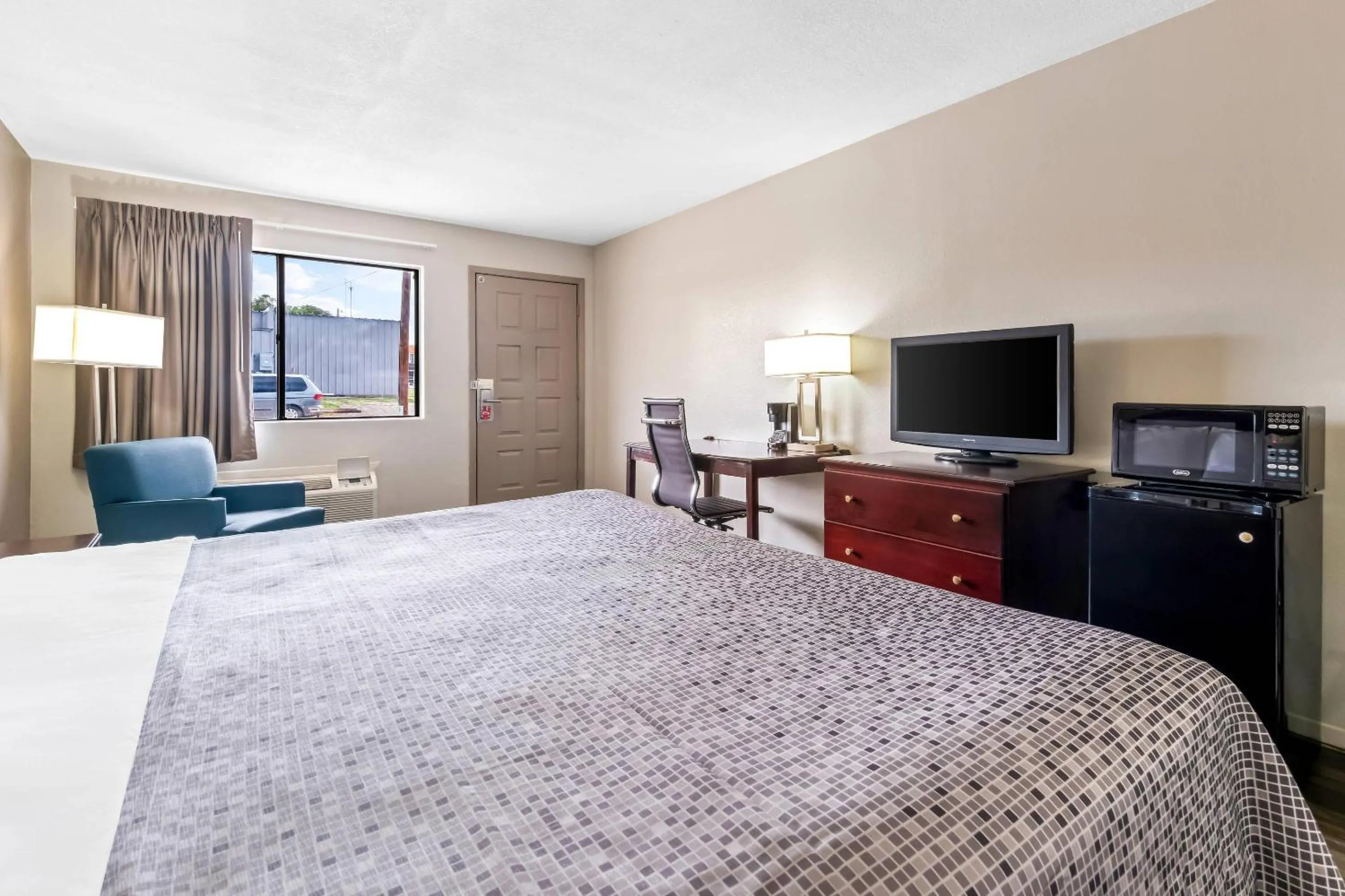 Bedroom, Bed in Econo Lodge