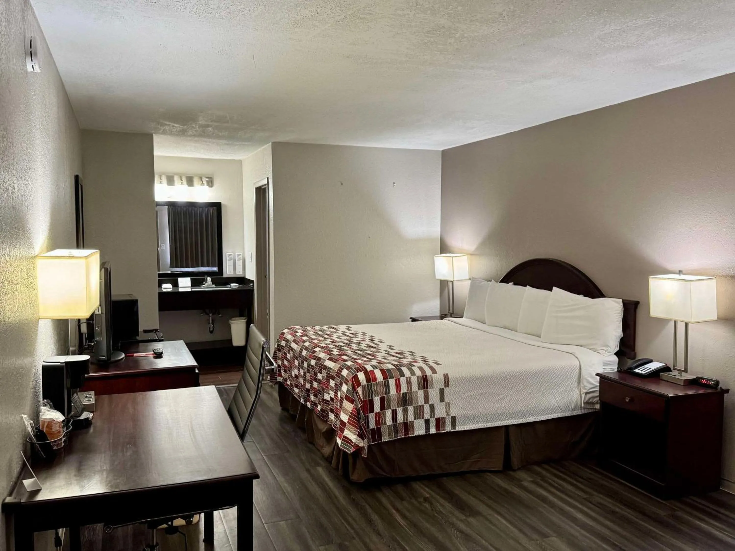 Bedroom, Bed in Econo Lodge