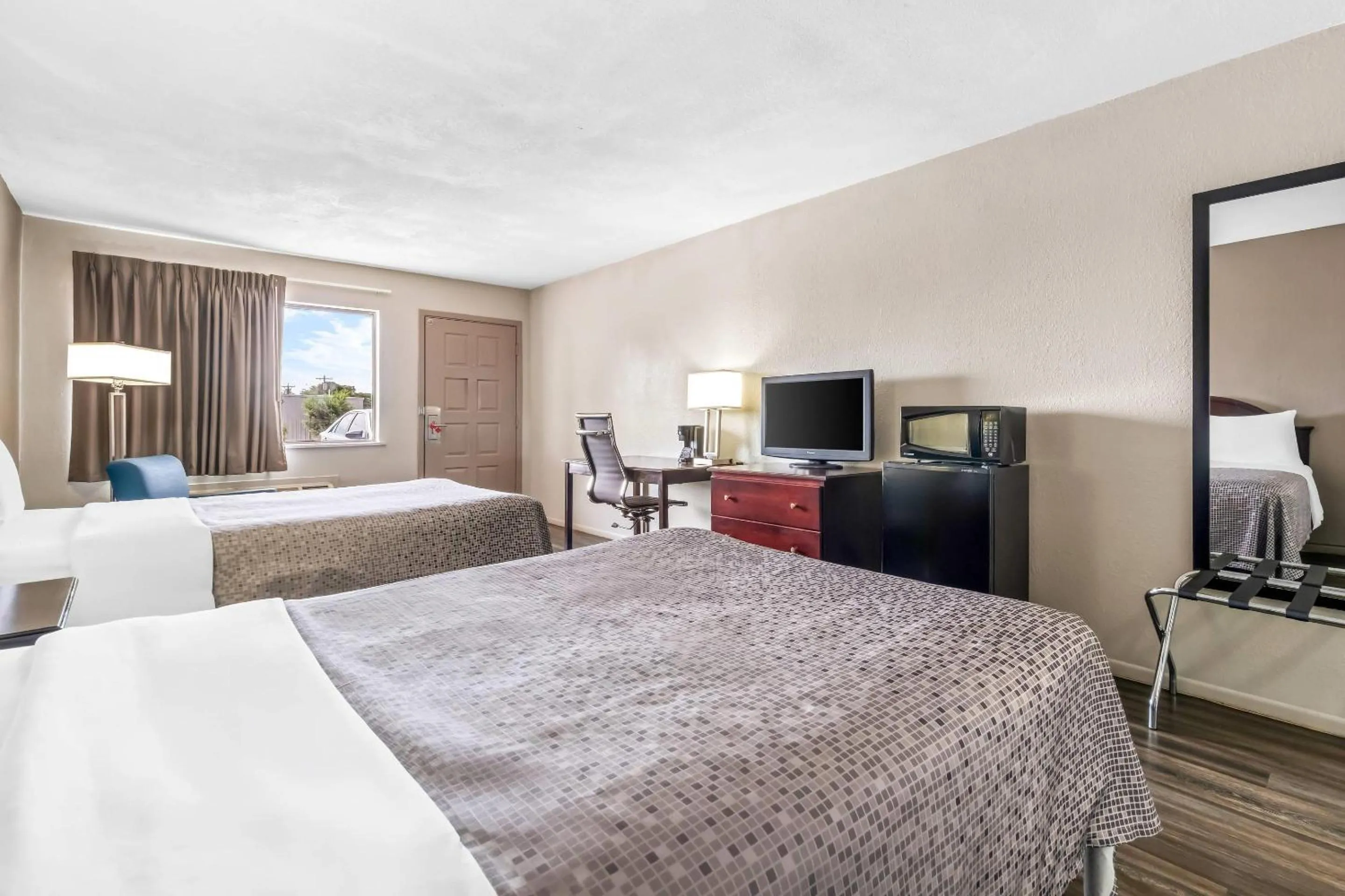 Bedroom, Bed in Econo Lodge