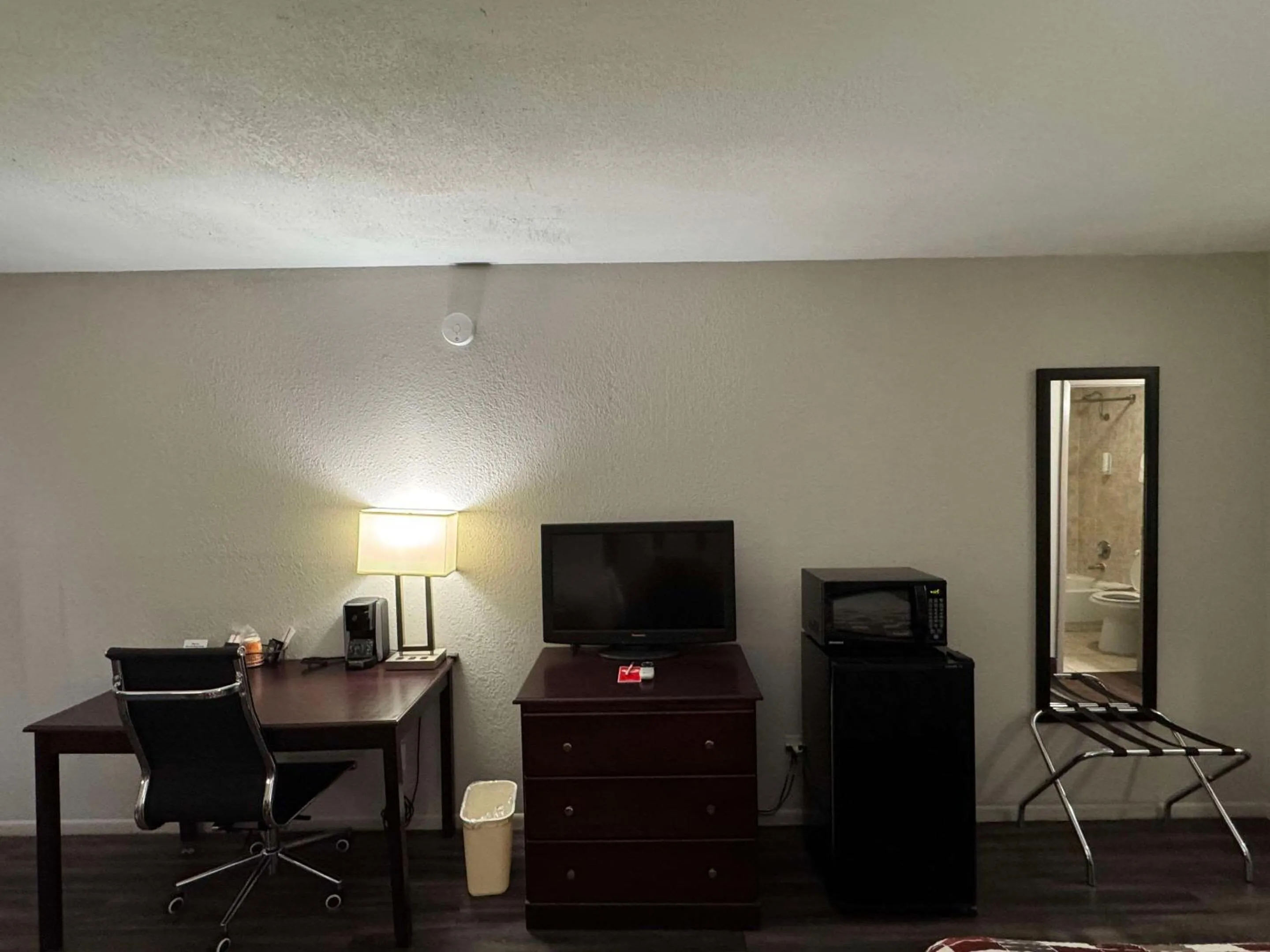 Bedroom in Econo Lodge