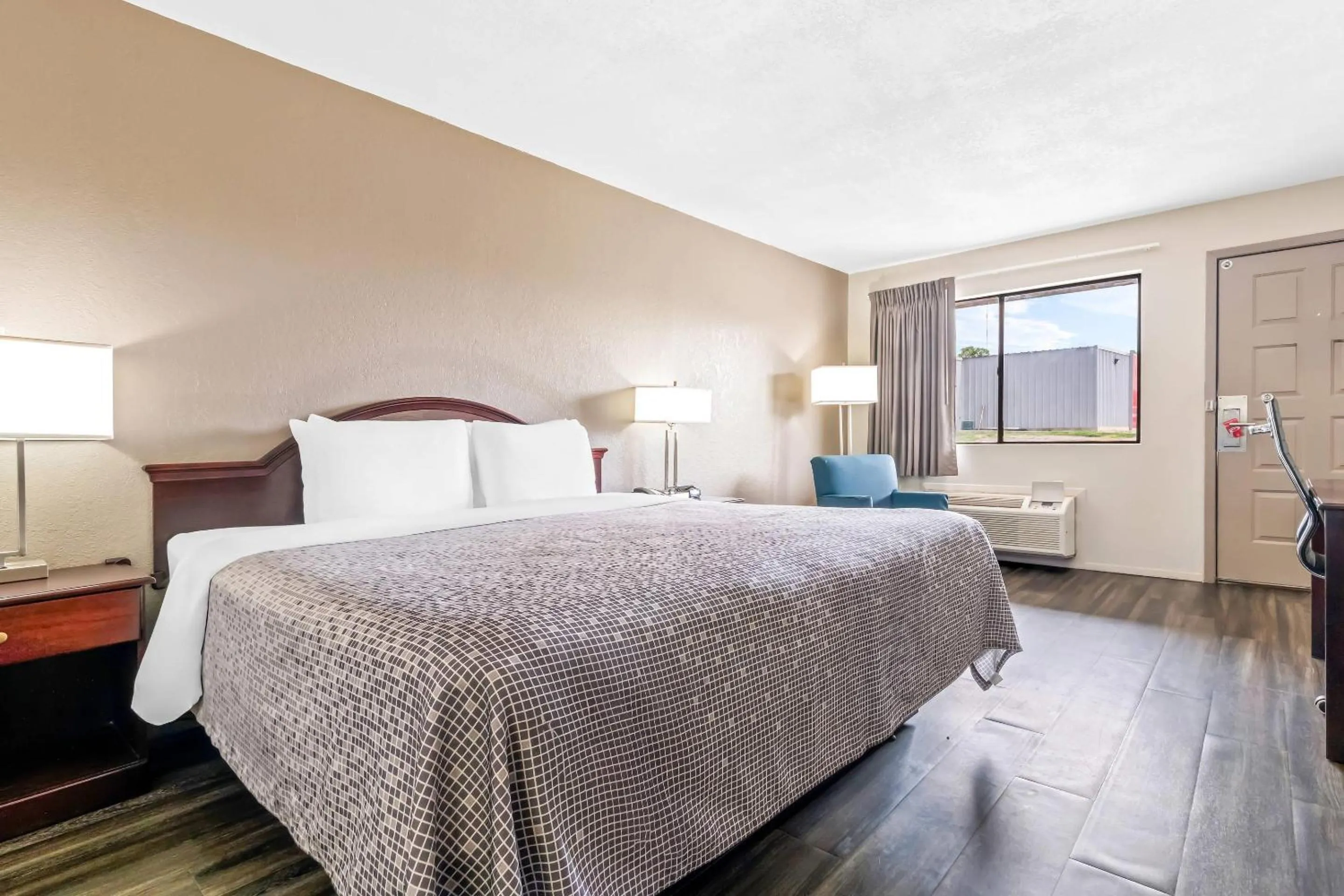 Bedroom, Bed in Econo Lodge