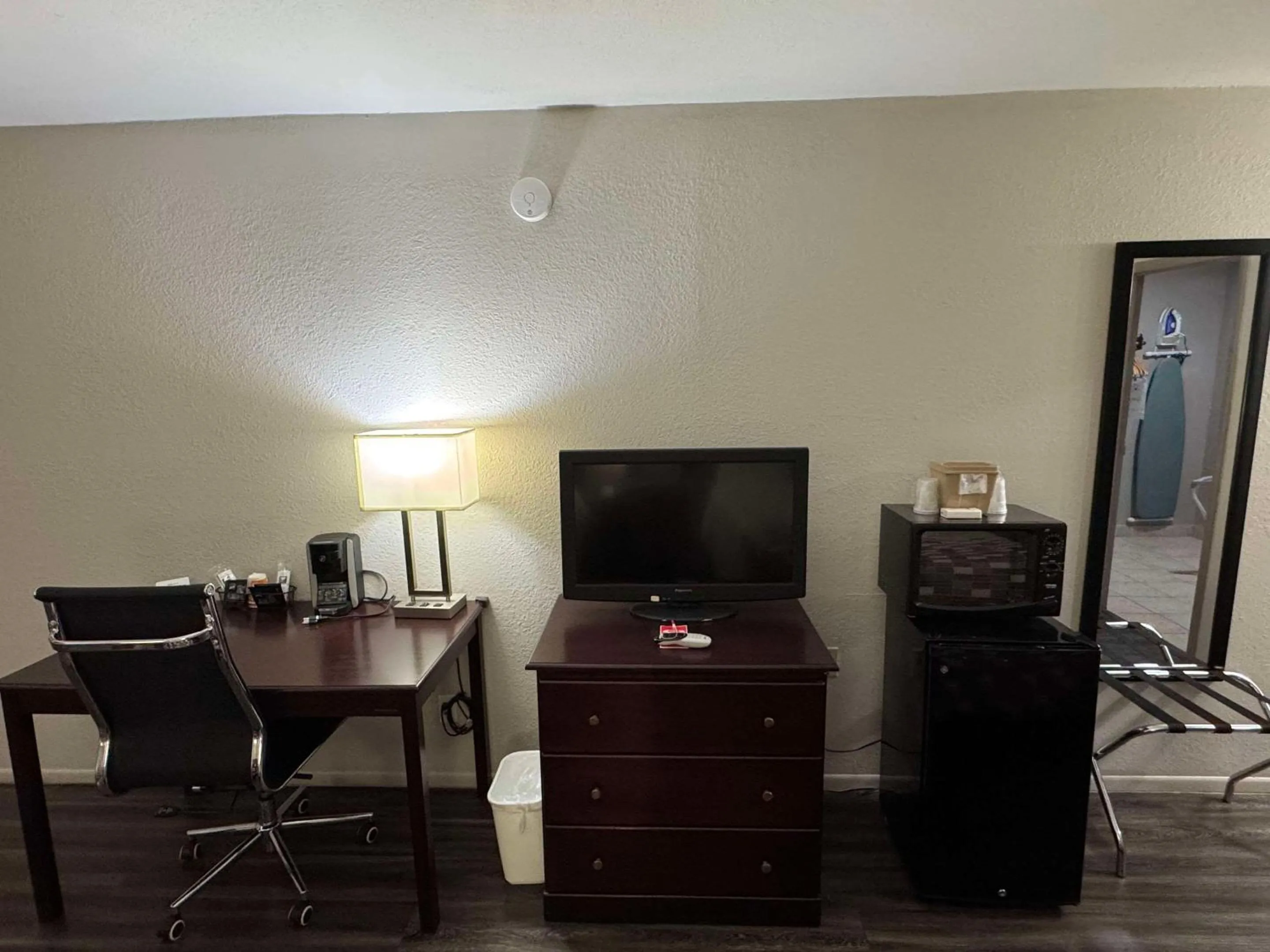 Bedroom in Econo Lodge