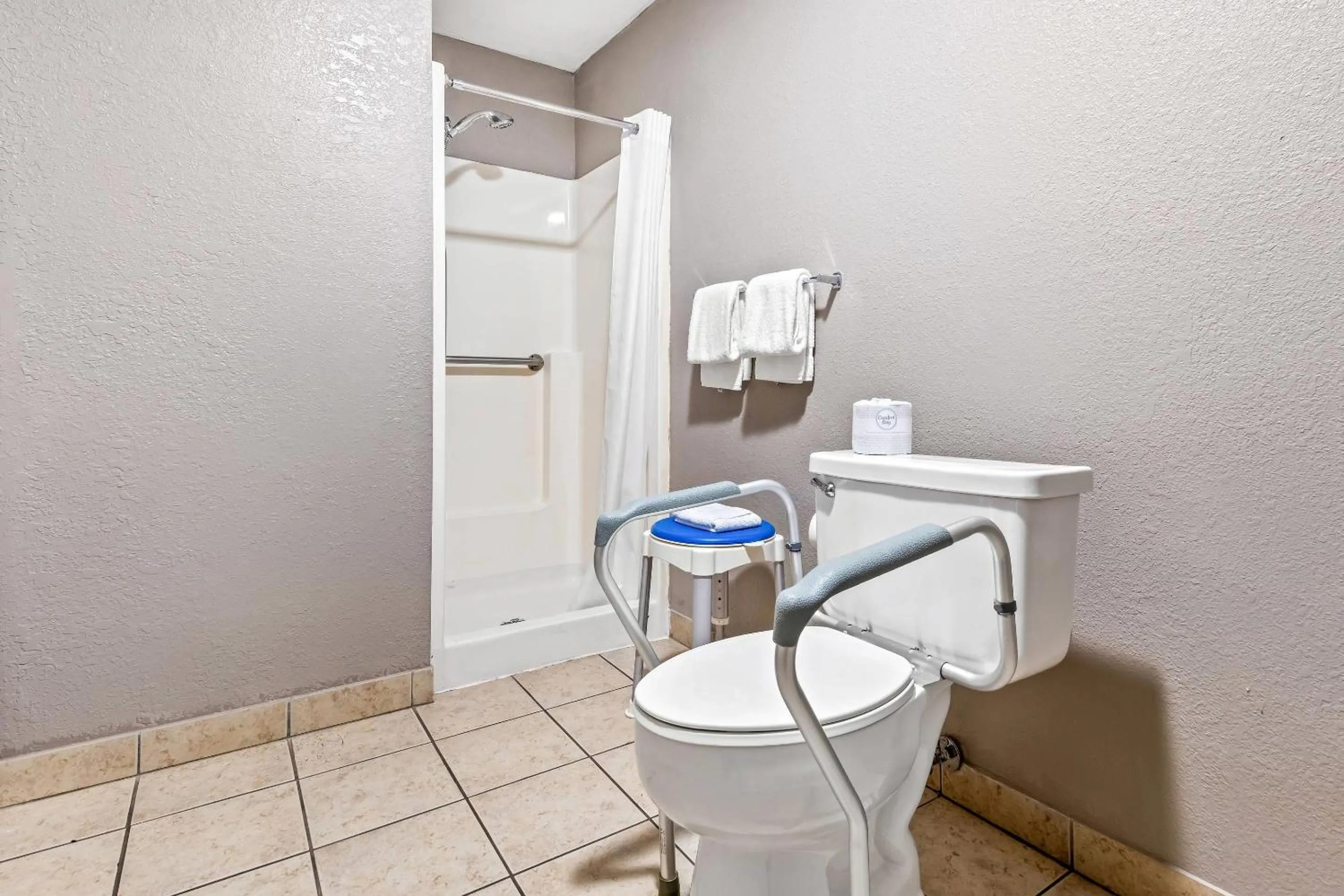 Bedroom in Econo Lodge