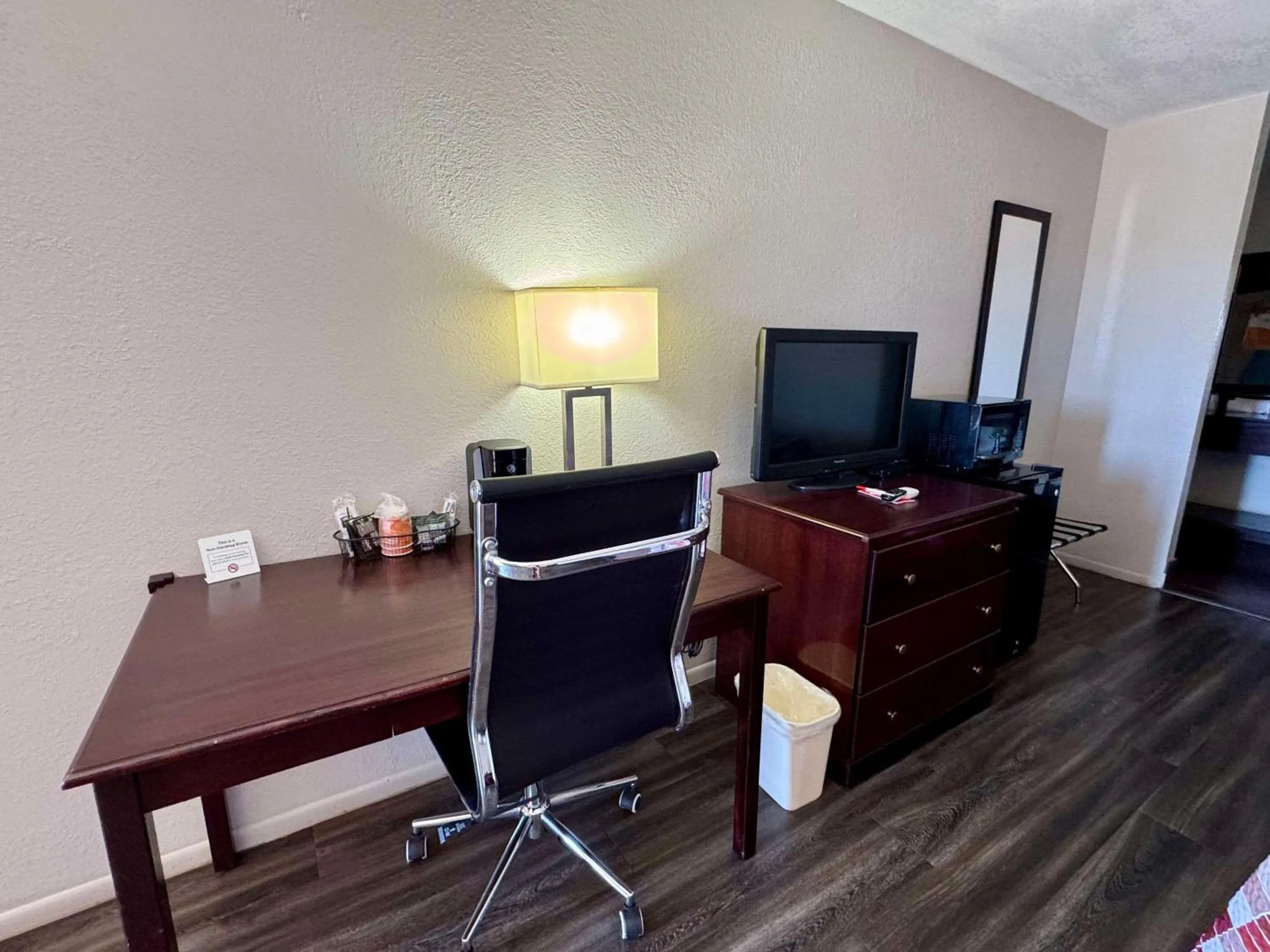 Bedroom in Econo Lodge