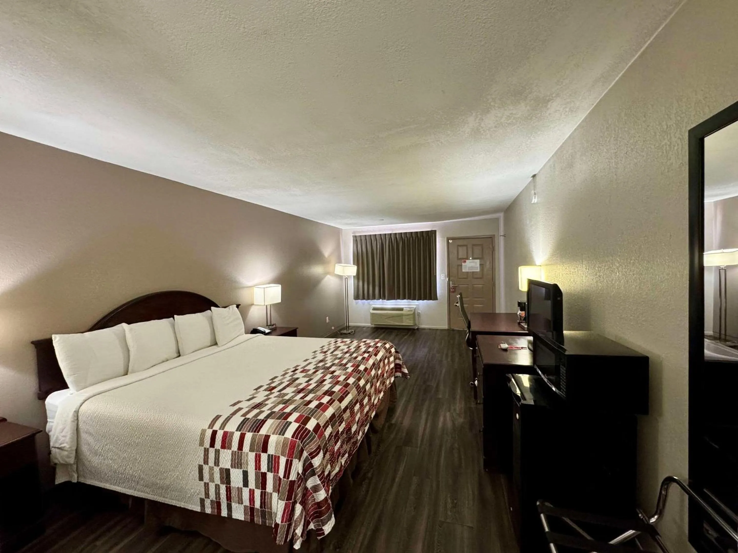 Bedroom, Bed in Econo Lodge