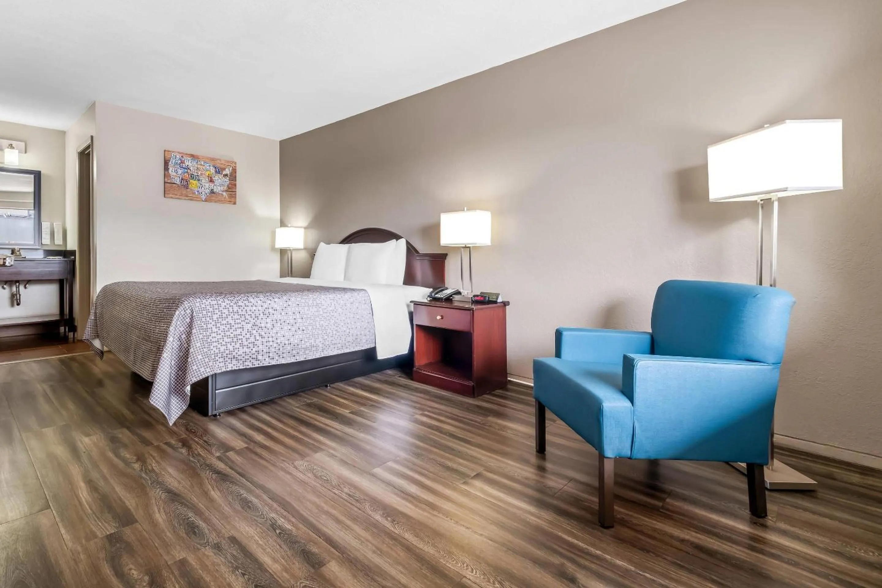 Bedroom, Bed in Econo Lodge