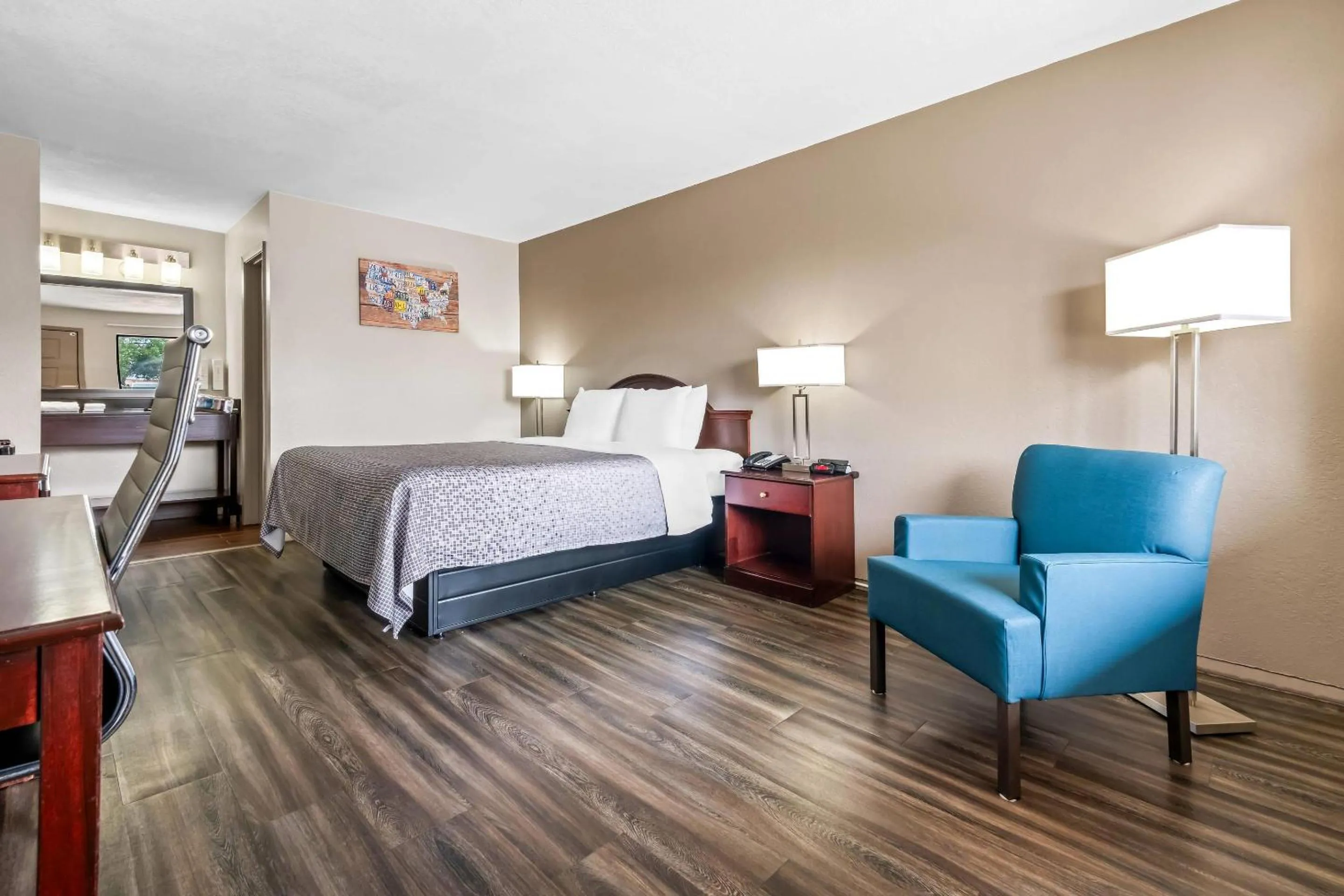 Bedroom, Bed in Econo Lodge