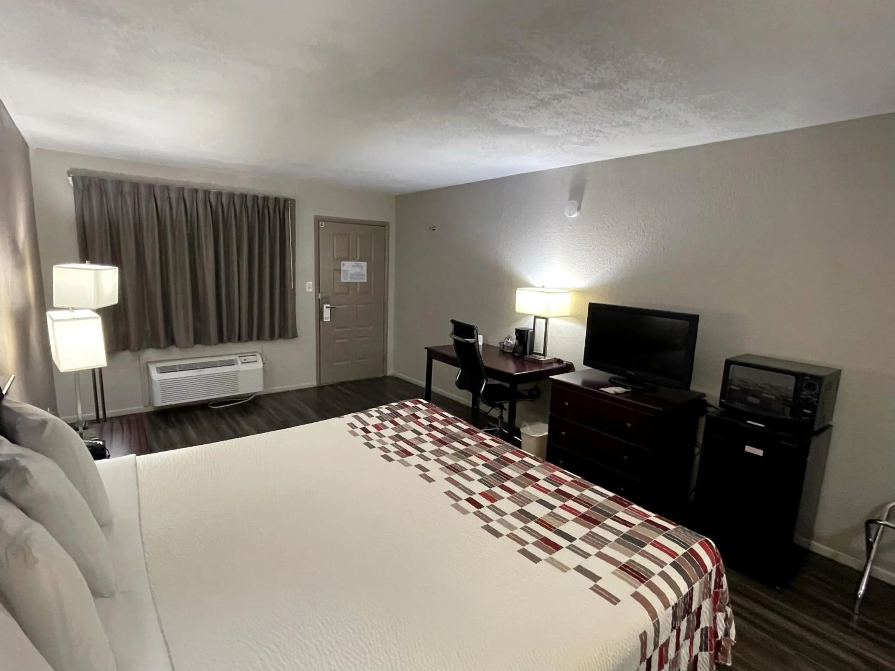 Bed in Red Roof Inn Childress