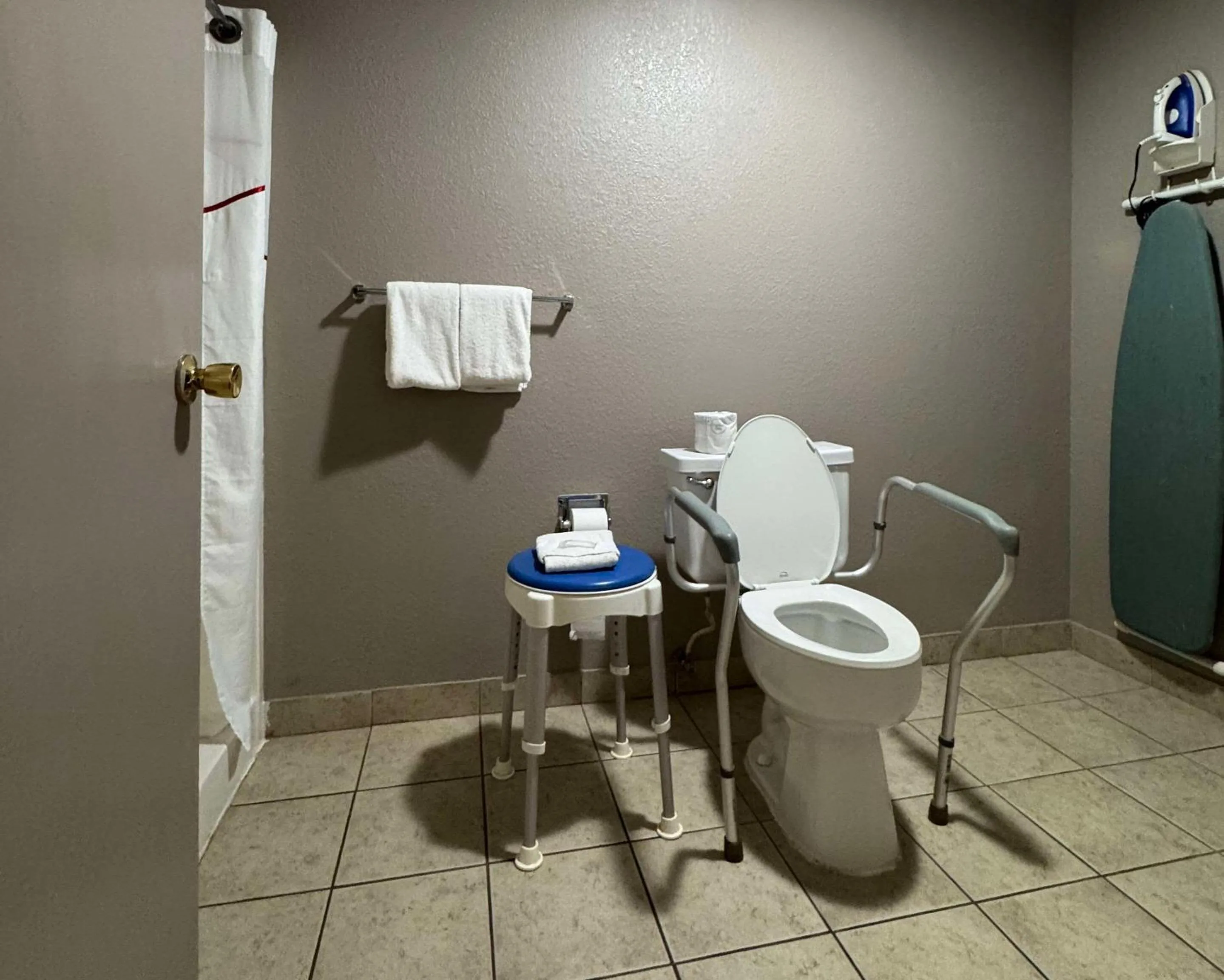 Bedroom in Econo Lodge