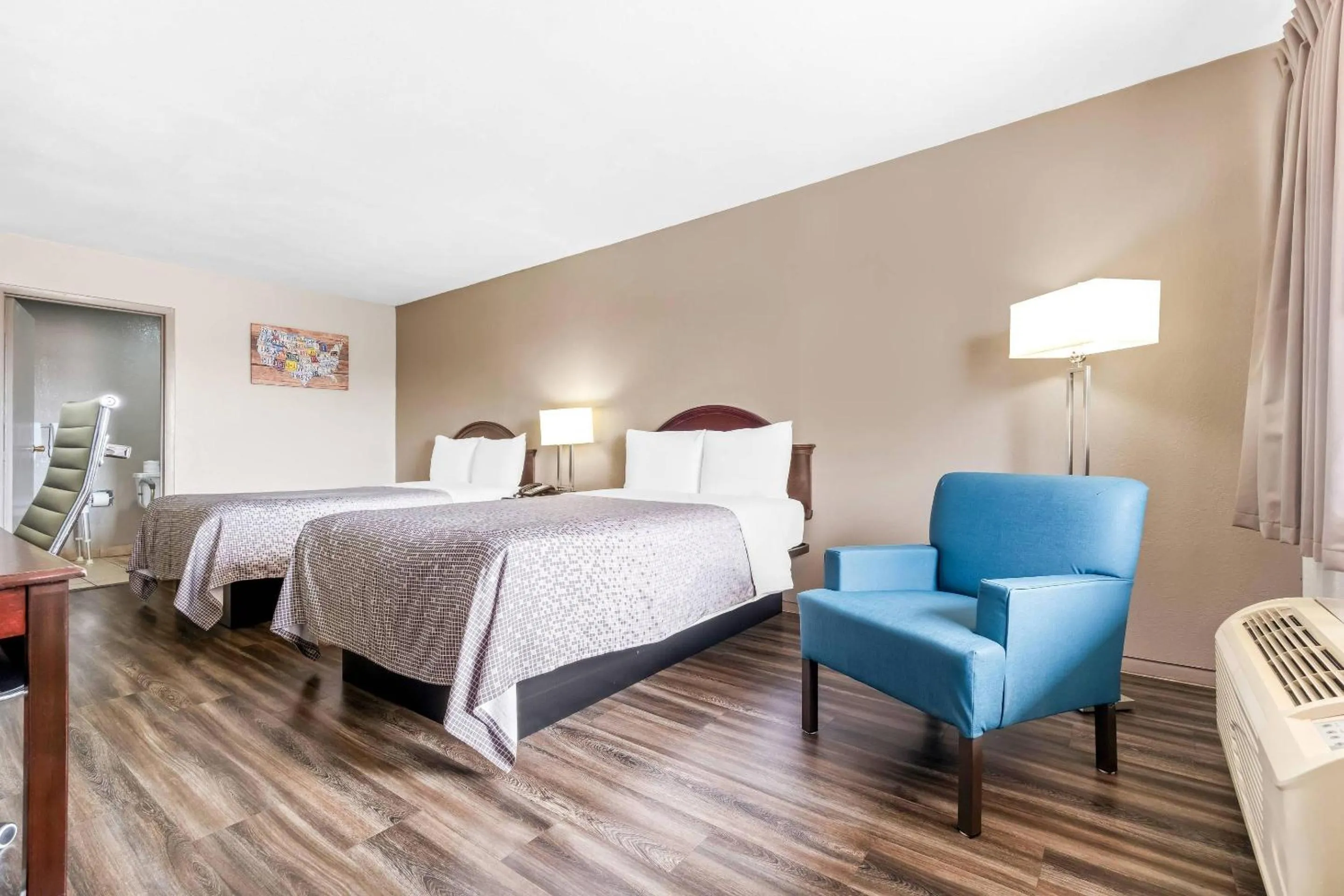 Bedroom, Bed in Econo Lodge