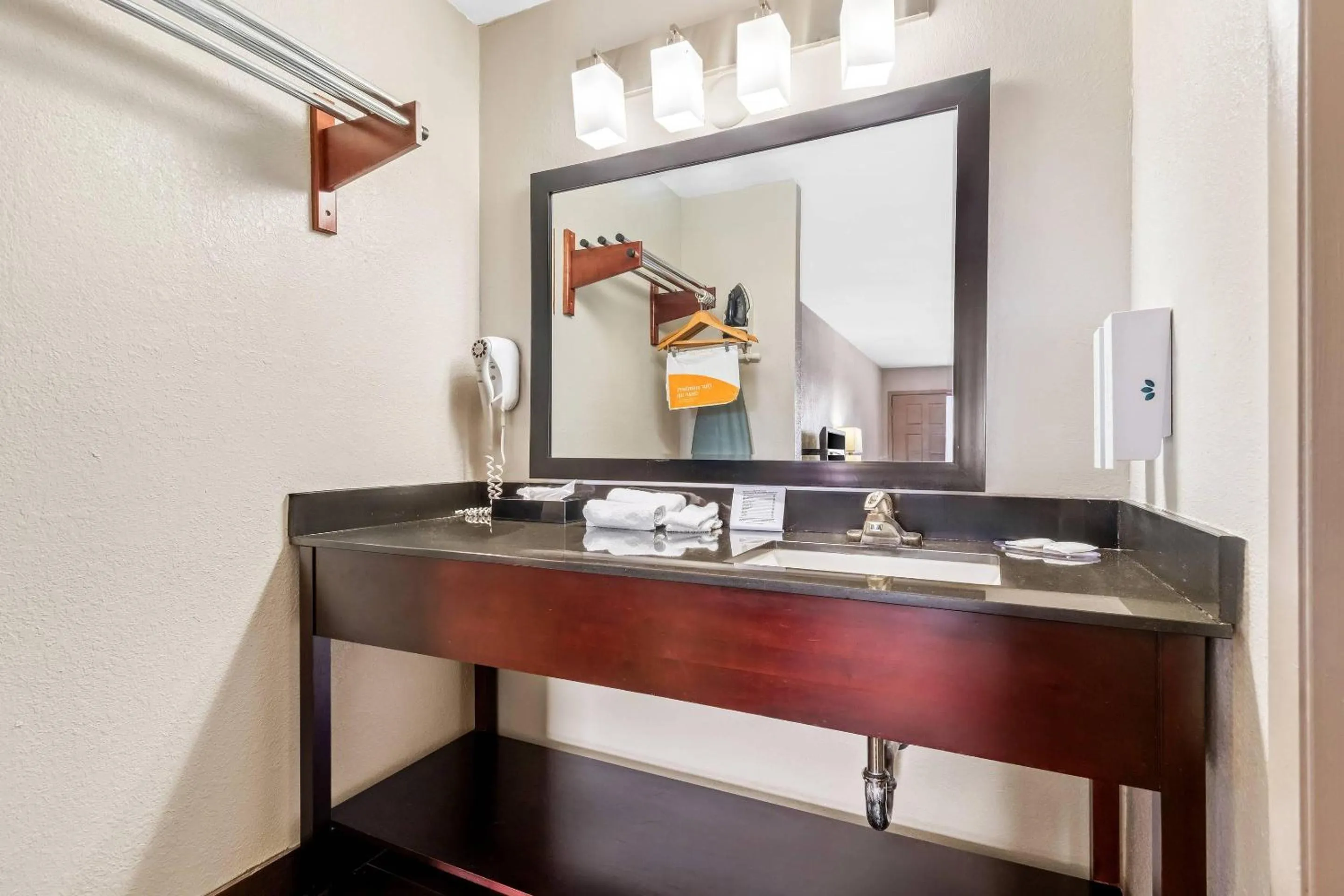 Bedroom in Econo Lodge