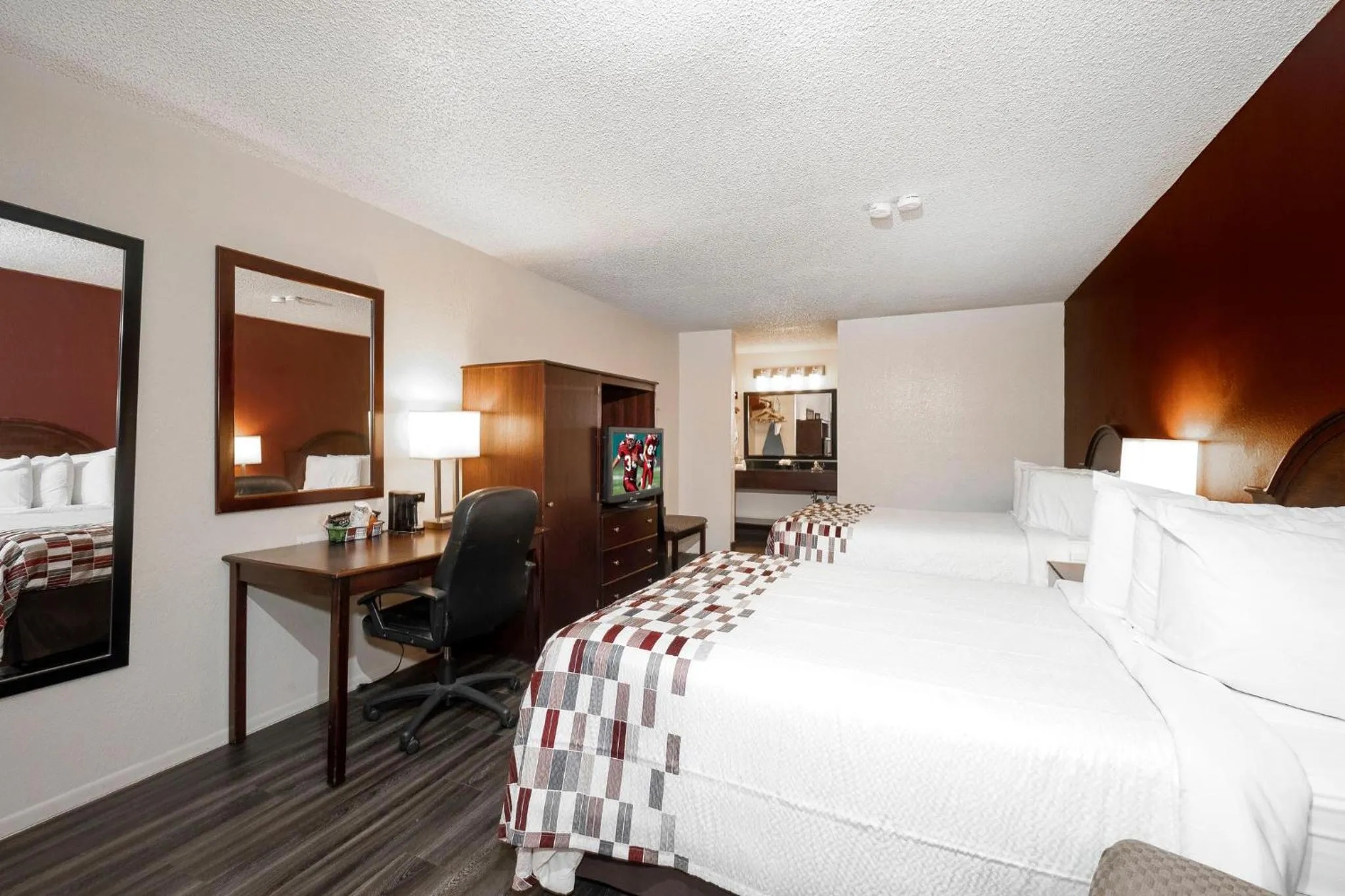 Photo of the whole room, Bed in Red Roof Inn Childress