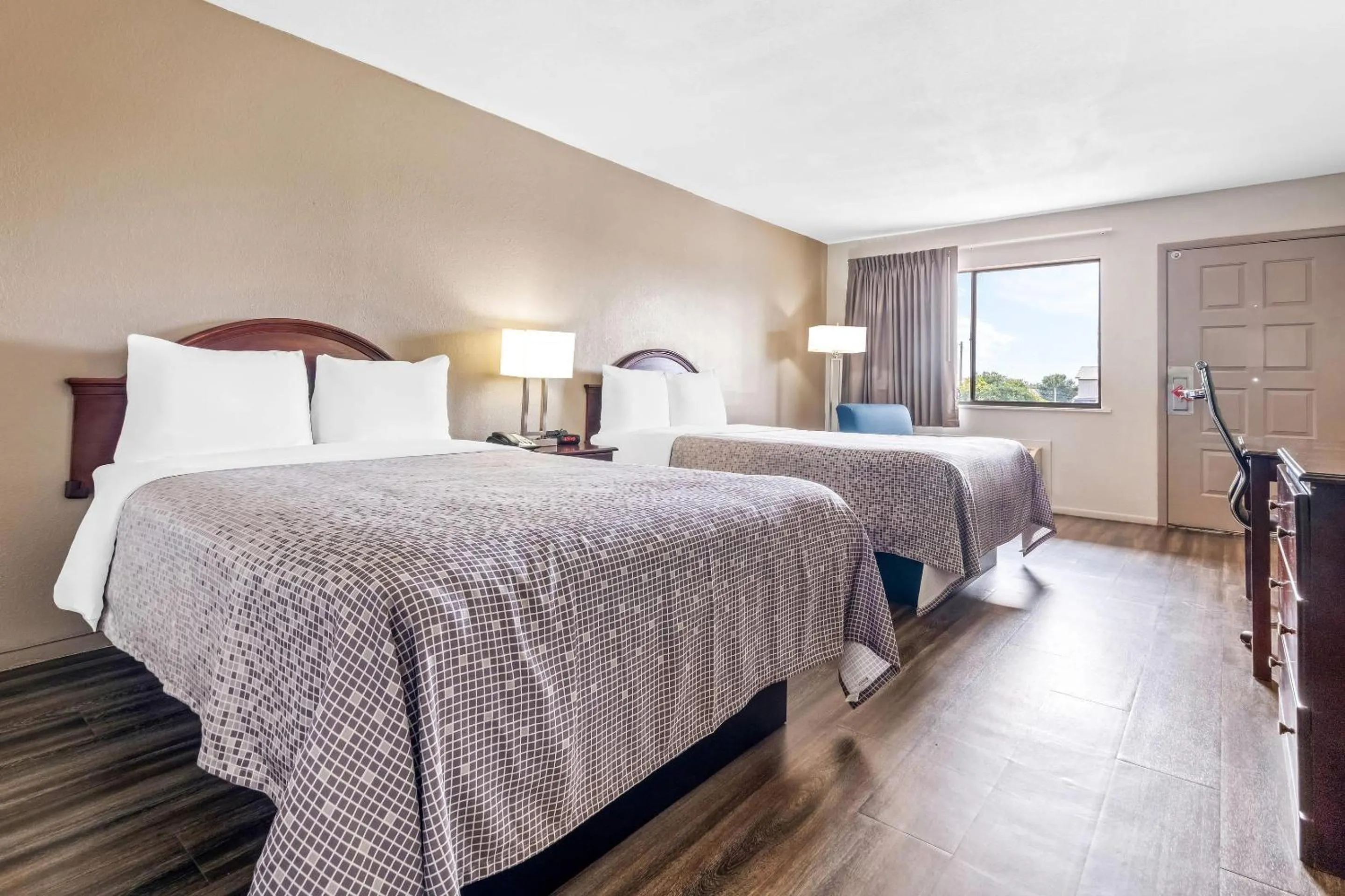 Bedroom, Bed in Econo Lodge