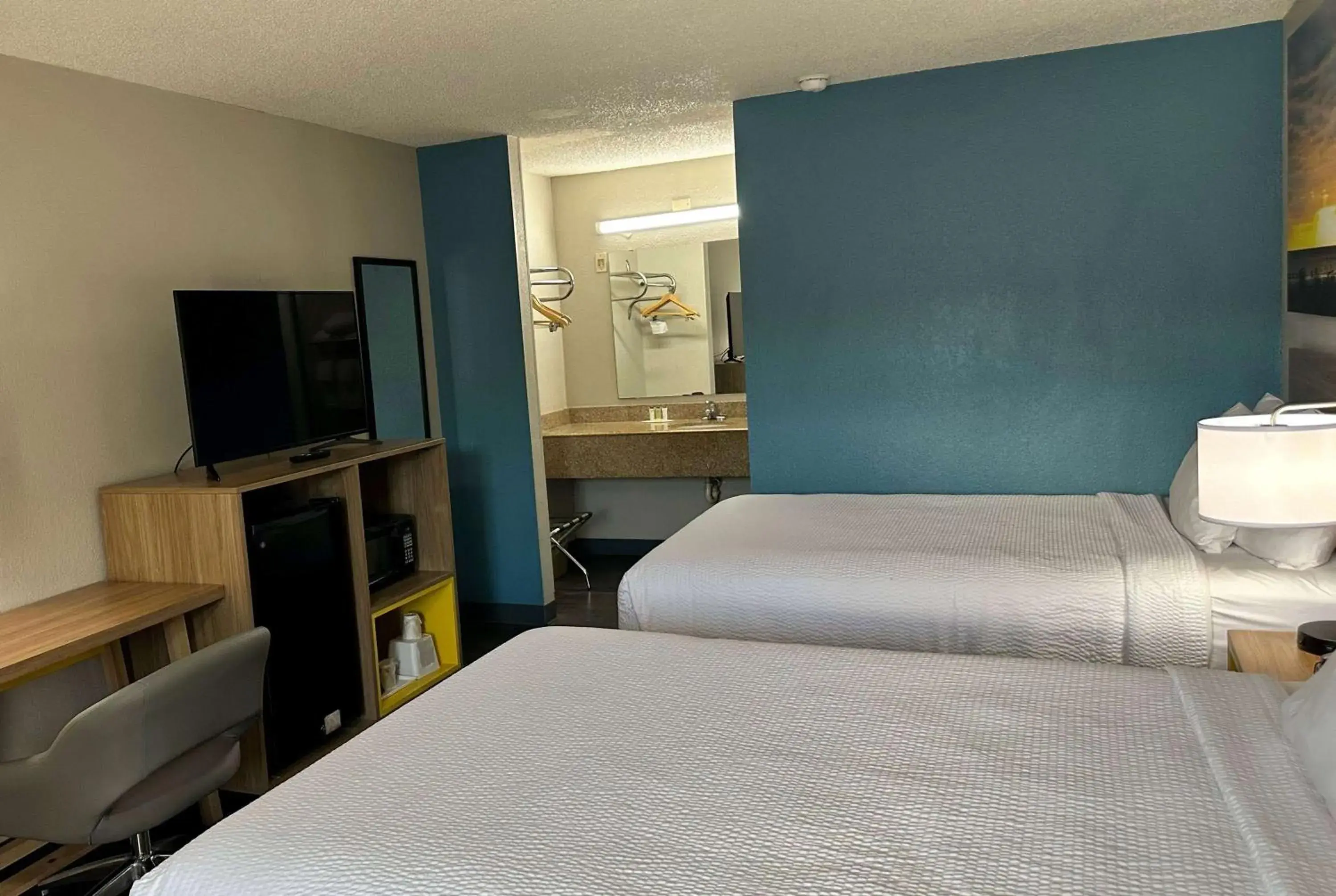 Double Room with Two Double Beds - Smoking in Days Inn by Wyndham Columbia NE Fort Jackson Double Room with Two Double Beds - Smoking in Days Inn by Wyndham Columbia NE Fort Jackson