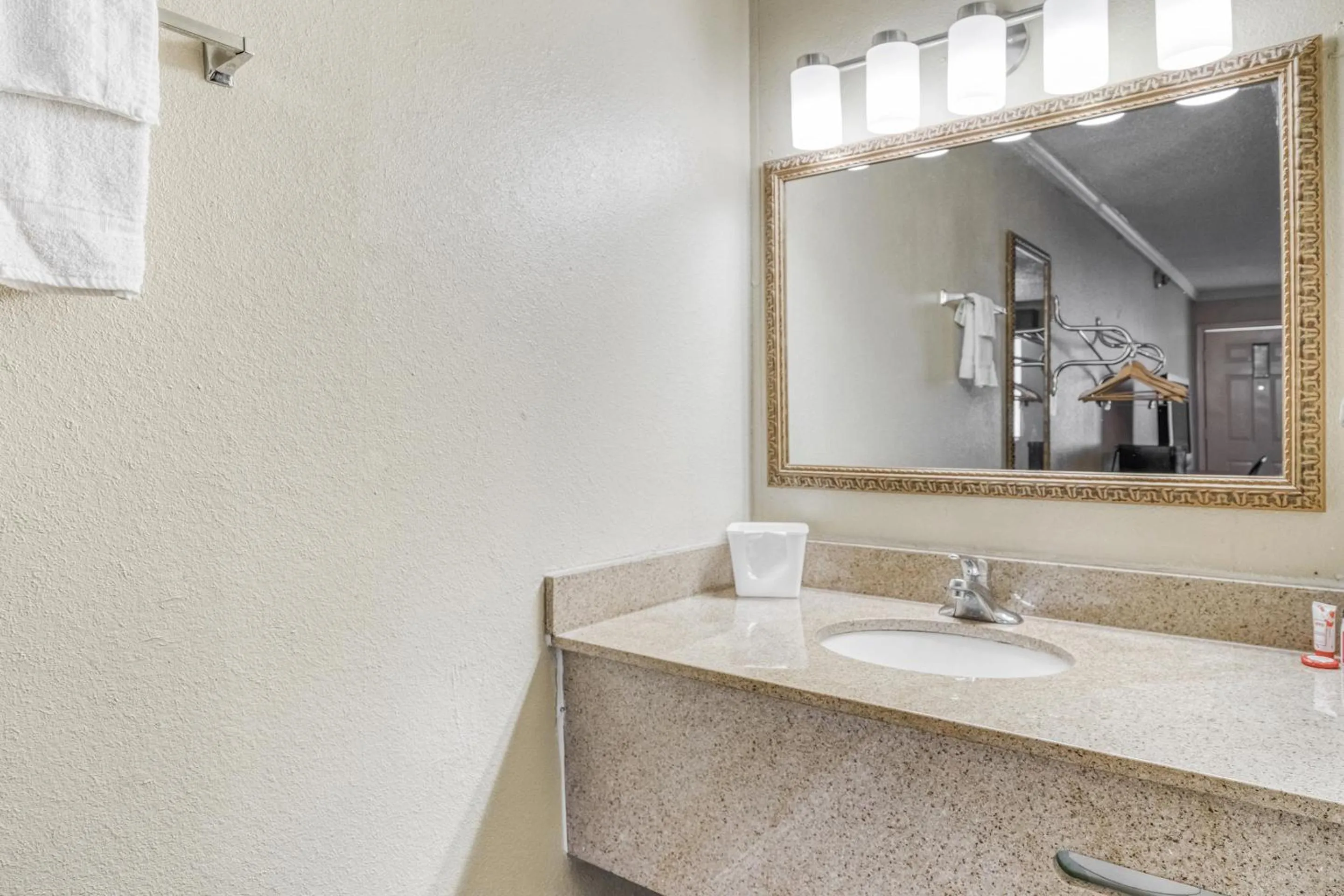 Bathroom in OYO Hotel Pineville LA Hwy 165