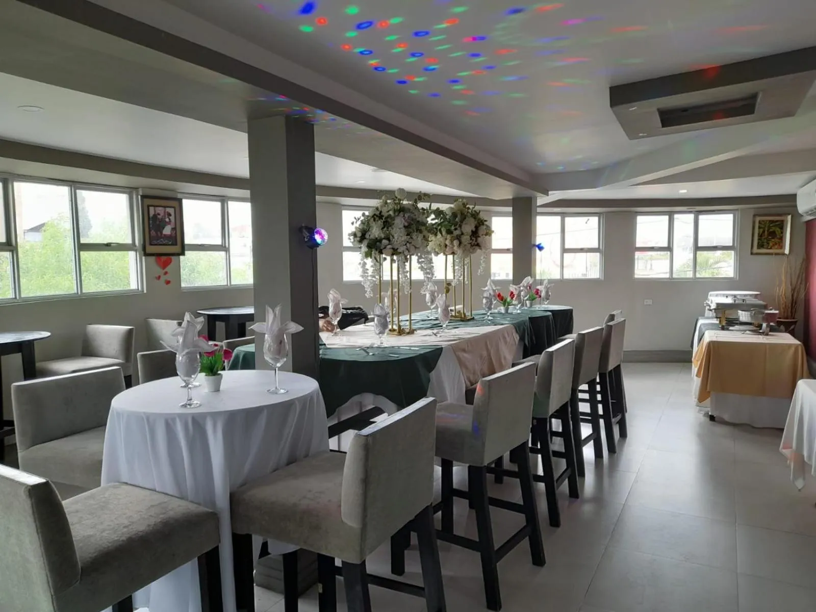 Restaurant/places to eat in Christar Villas Hotel