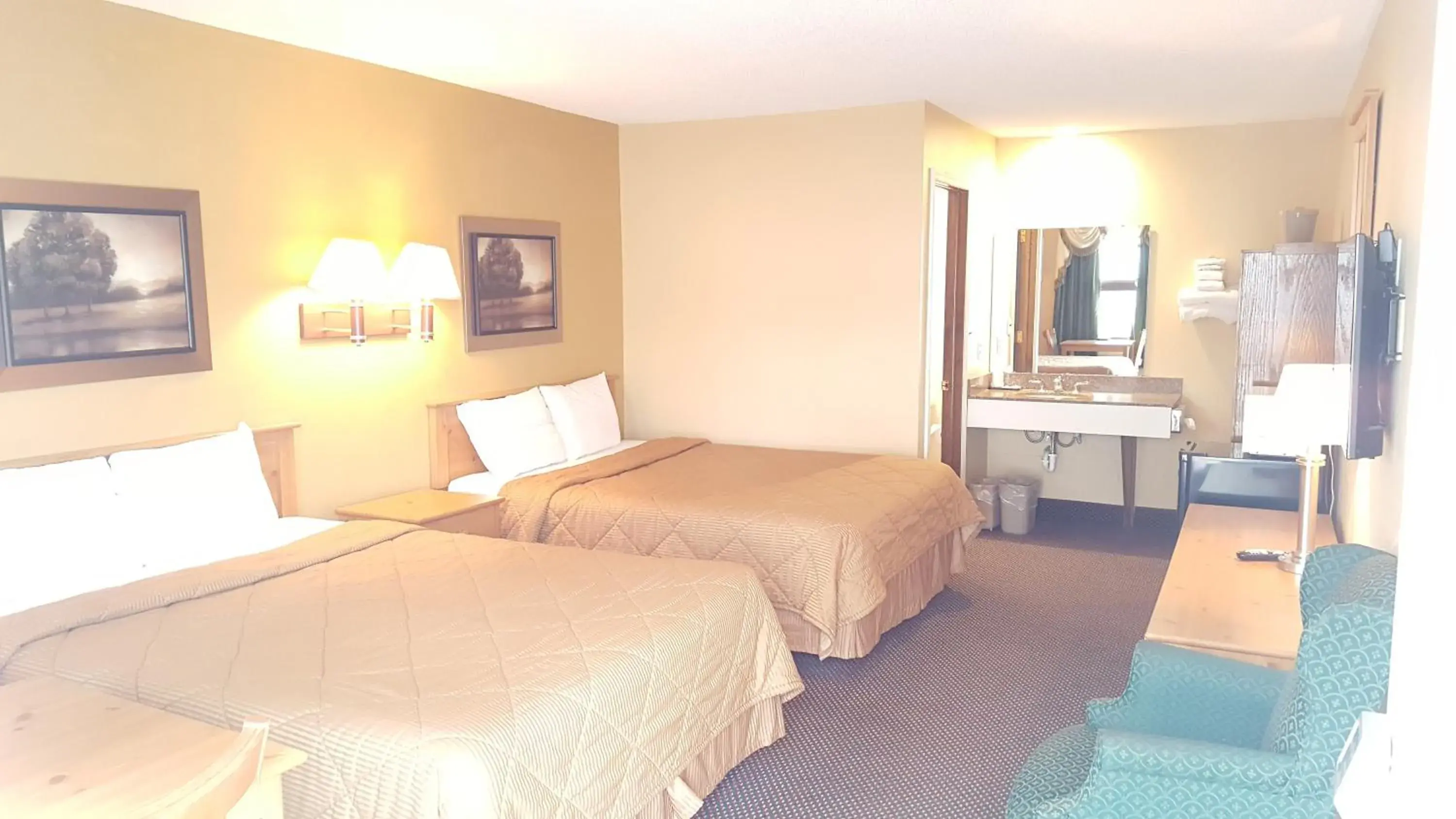 Queen Room with Two Queen Beds in Oakdale Motel Queen Room with Two Queen Beds in Oakdale Motel