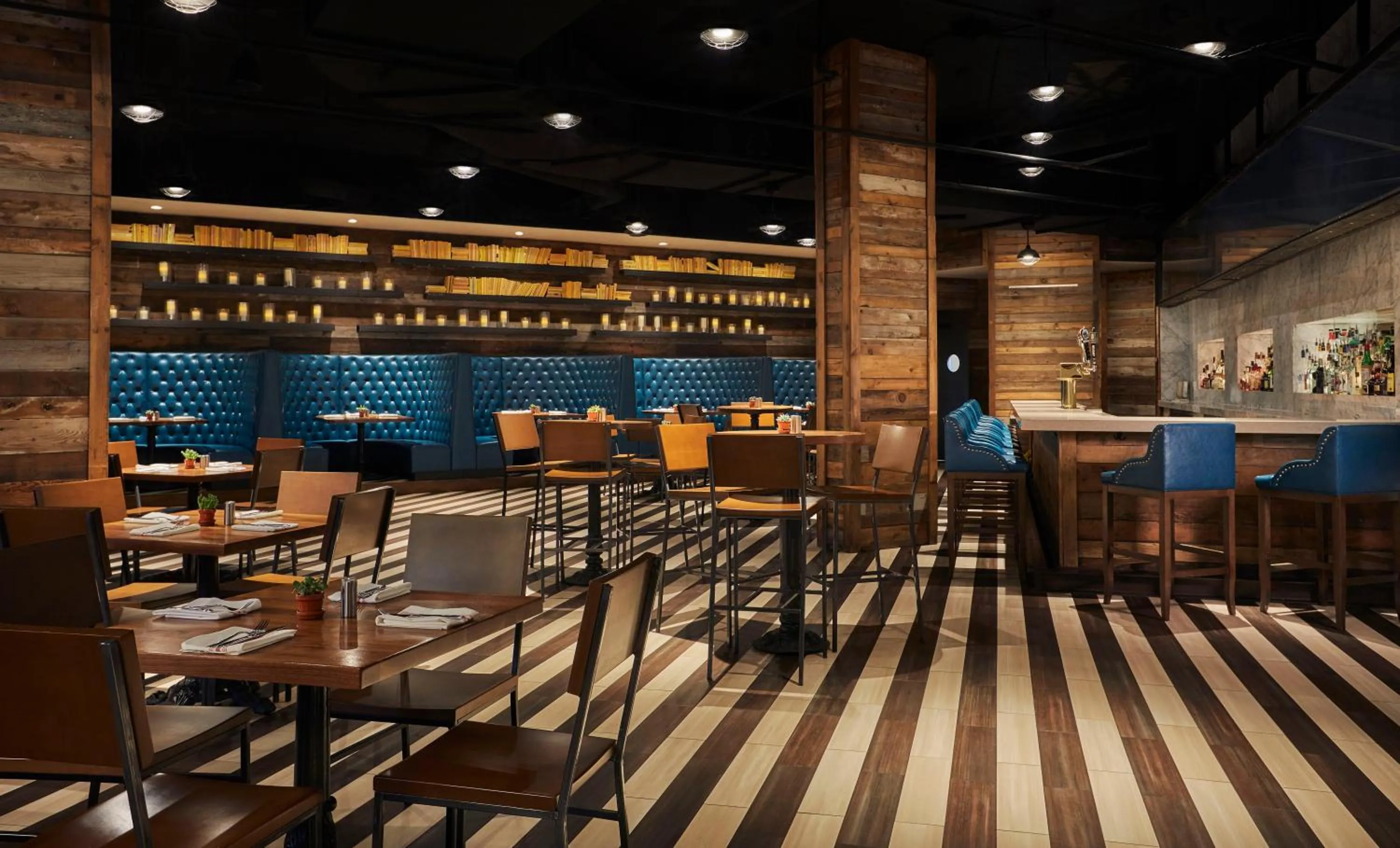 Lounge or bar in Graduate by Hilton Minneapolis