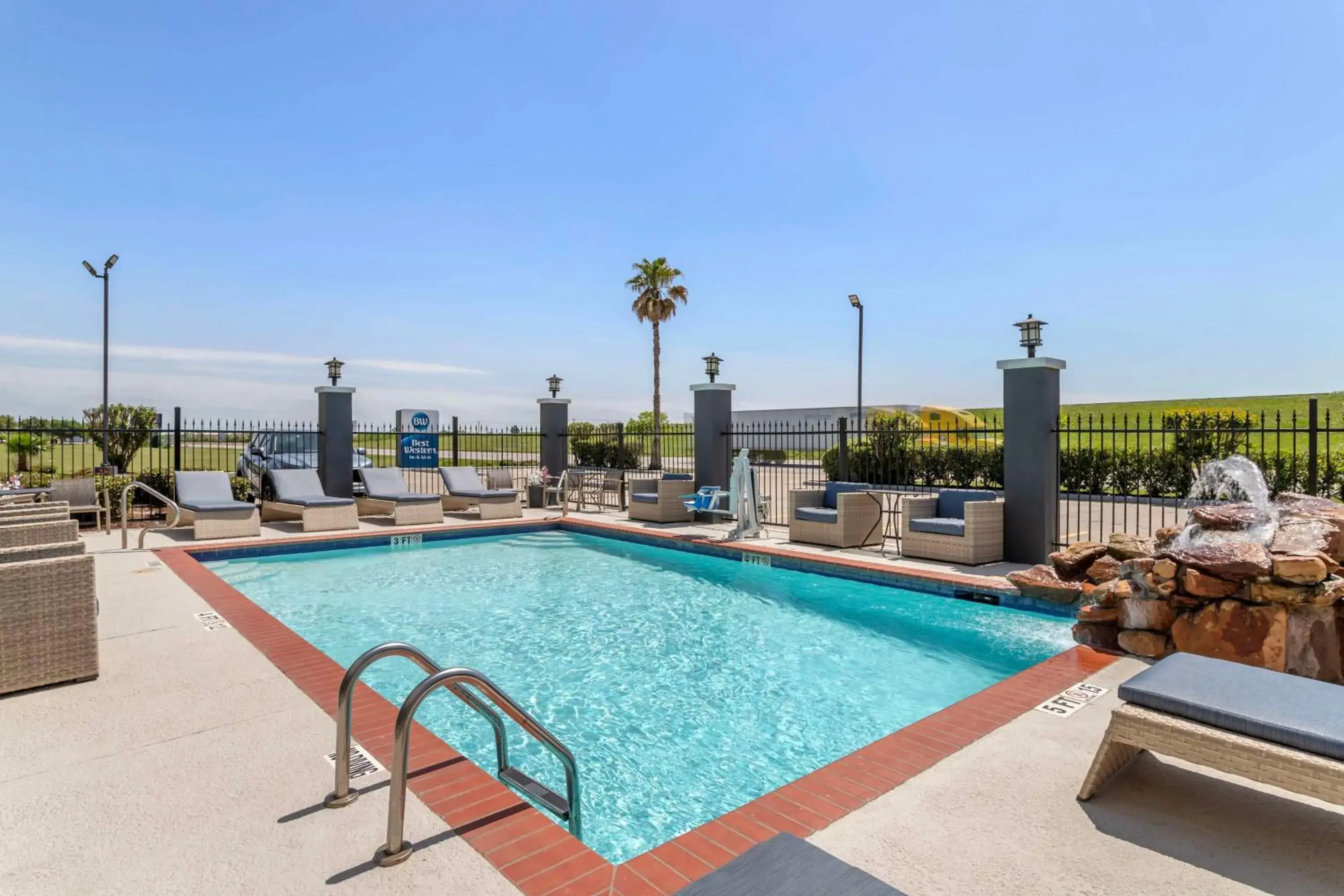 Pool view, Swimming Pool in Best Western Texas City I-45