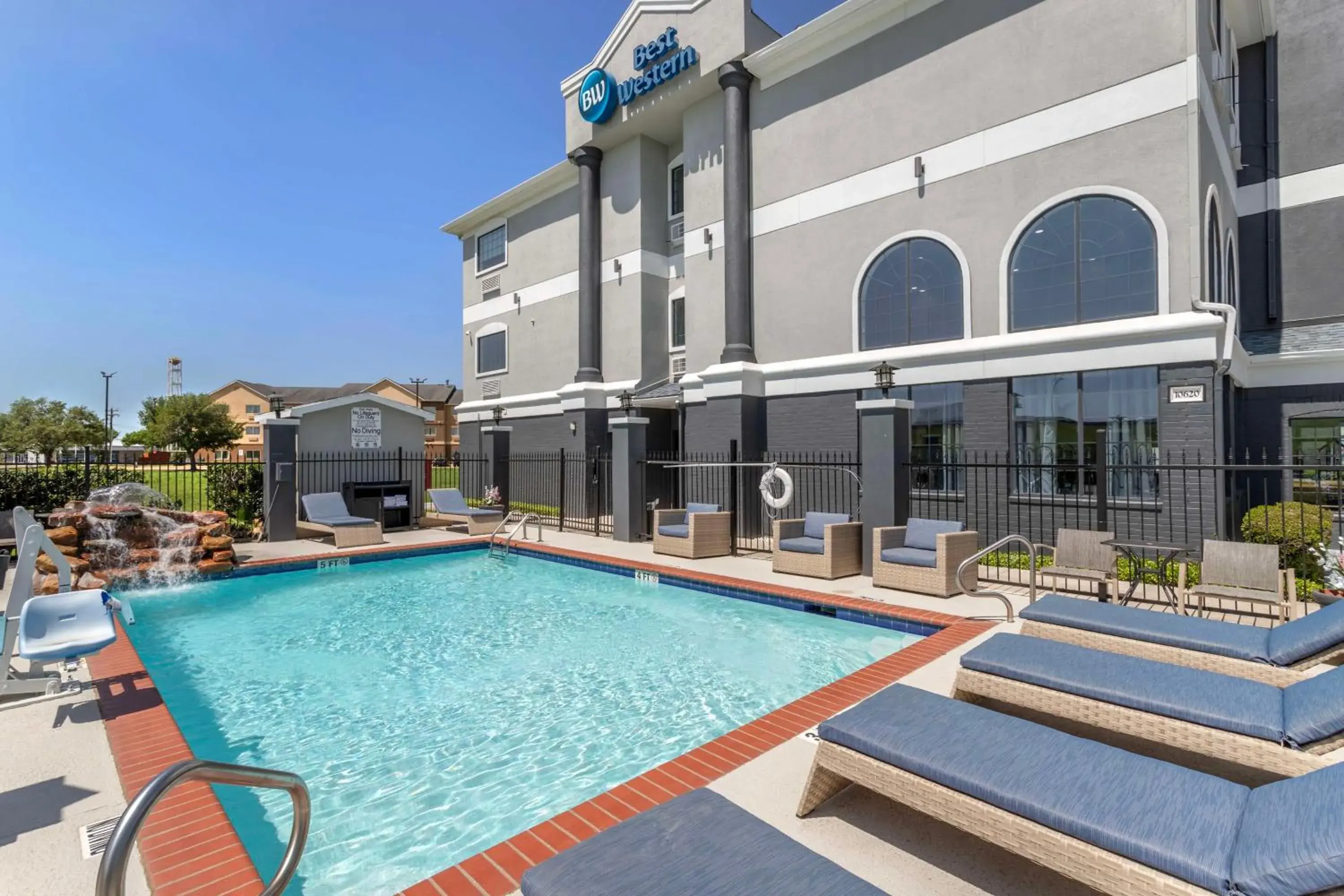 Pool view, Property Building in Best Western Texas City I-45