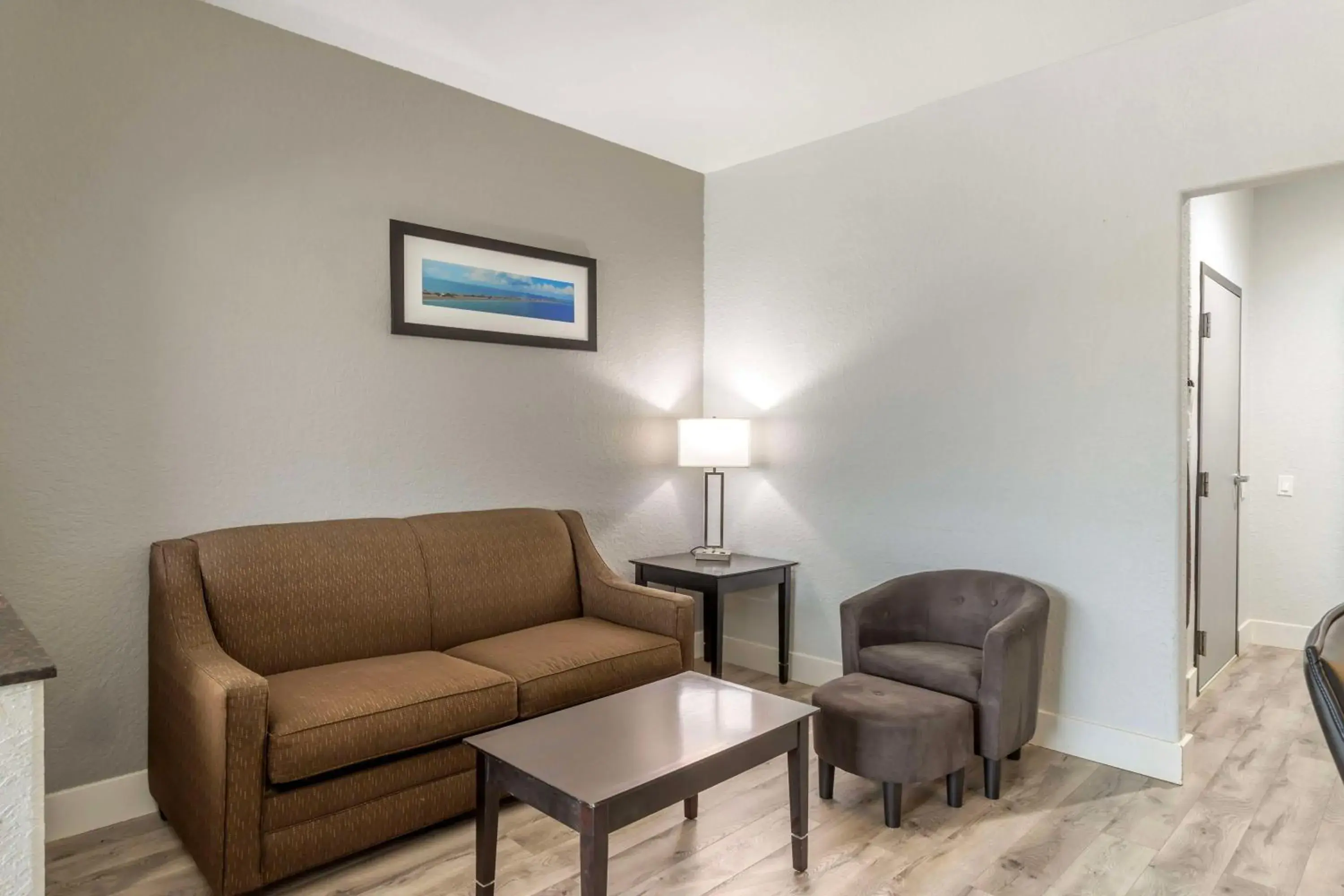 Photo of the whole room, Seating Area in Best Western Texas City I-45