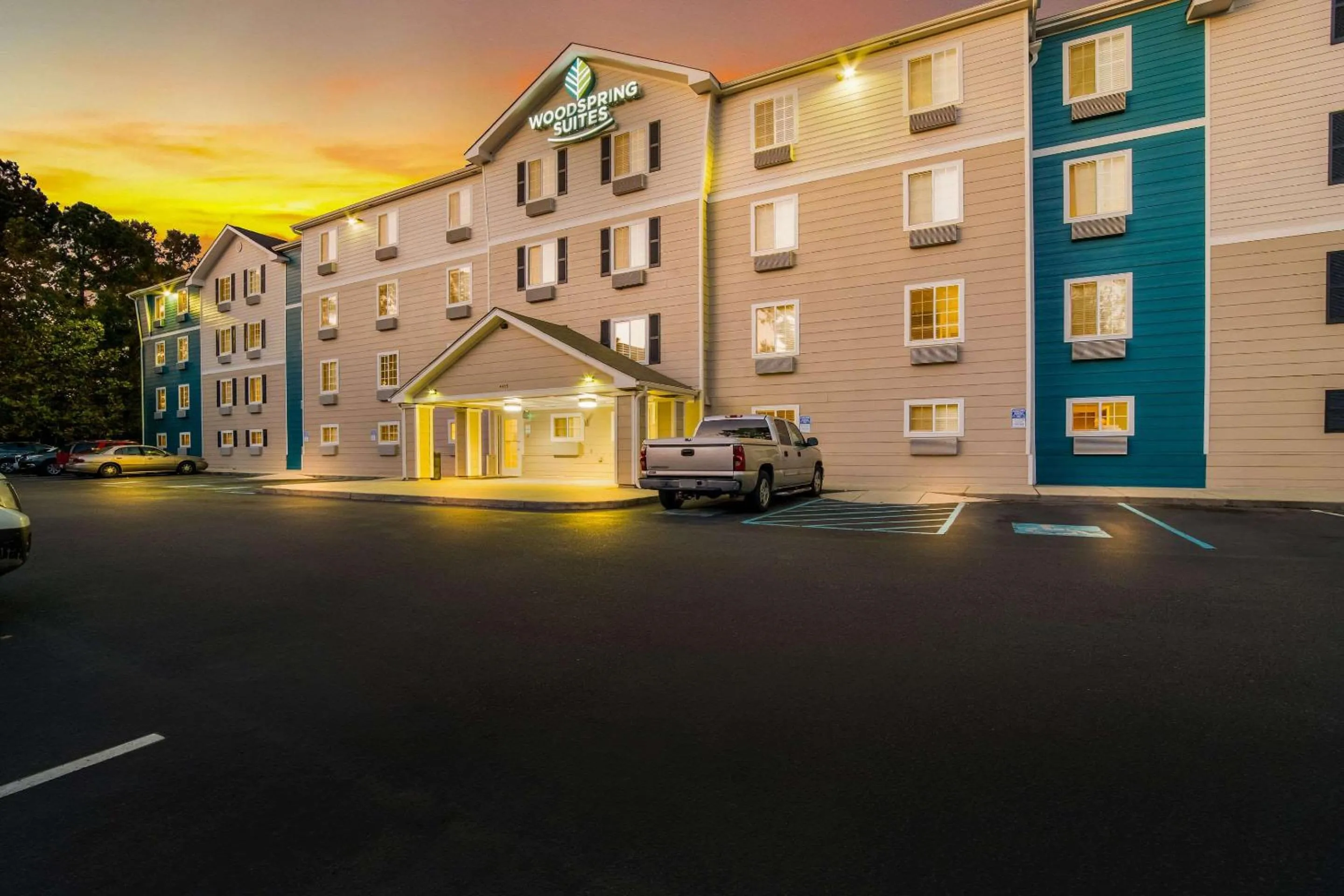 Property building in WoodSpring Suites | North Charleston Airport I-526