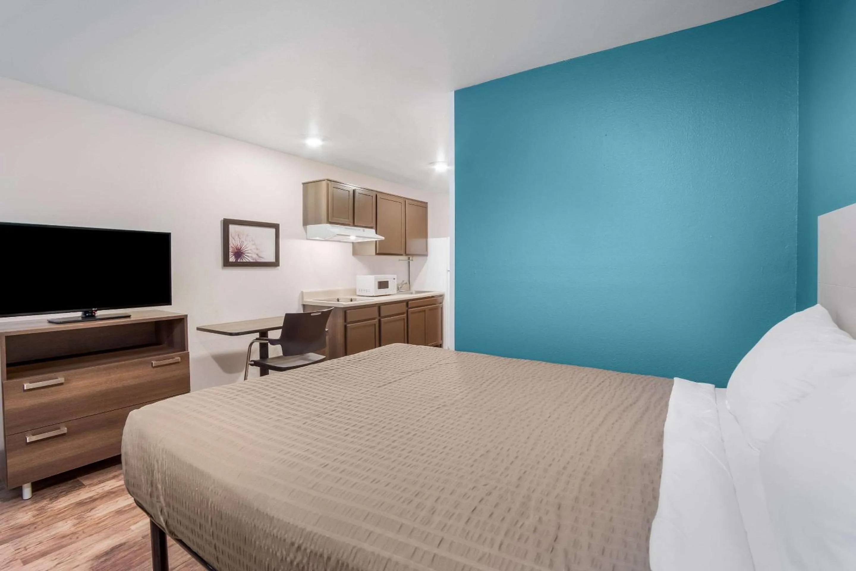Photo of the whole room, Bed in WoodSpring Suites | North Charleston Airport I-526
