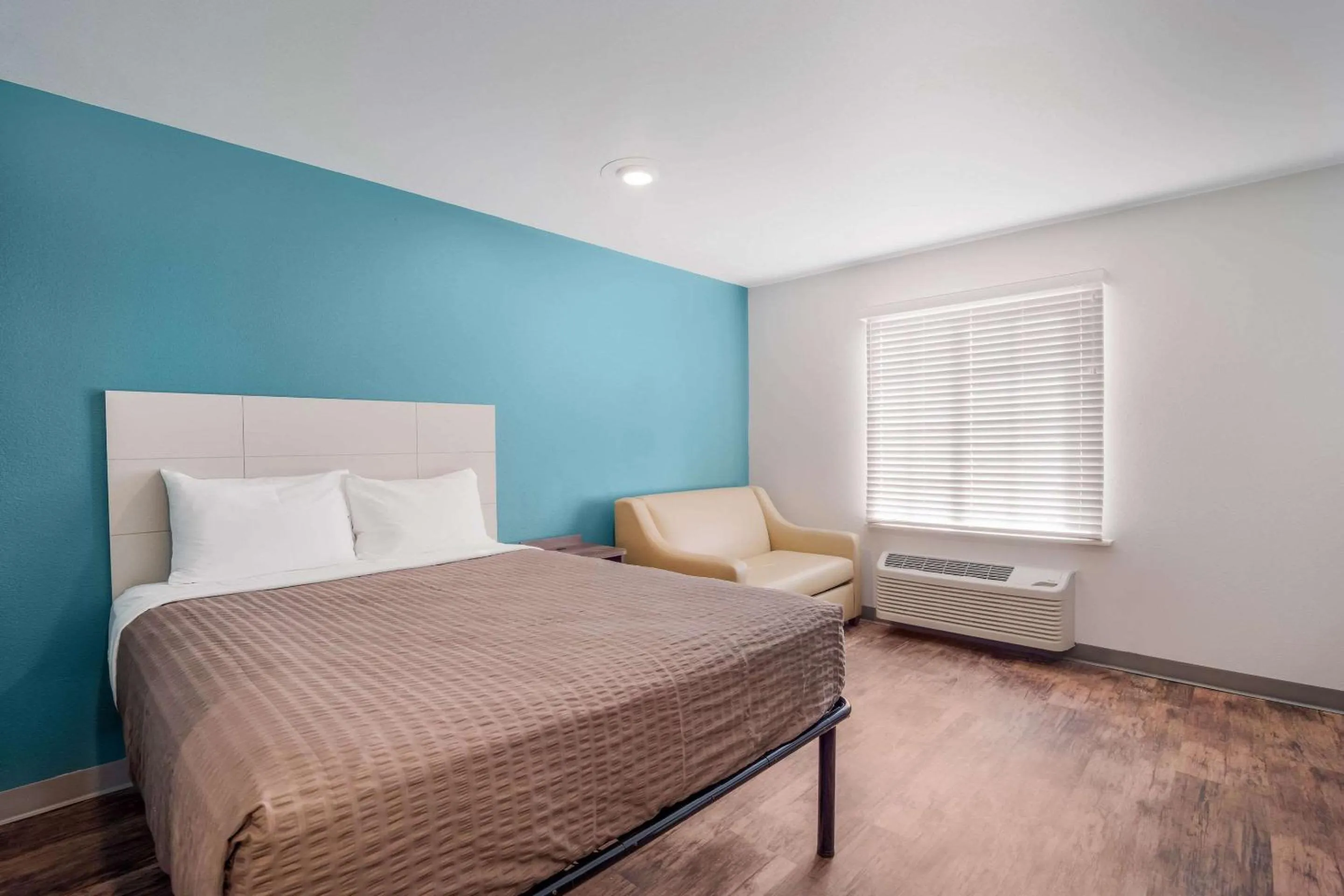 Photo of the whole room, Bed in WoodSpring Suites | North Charleston Airport I-526
