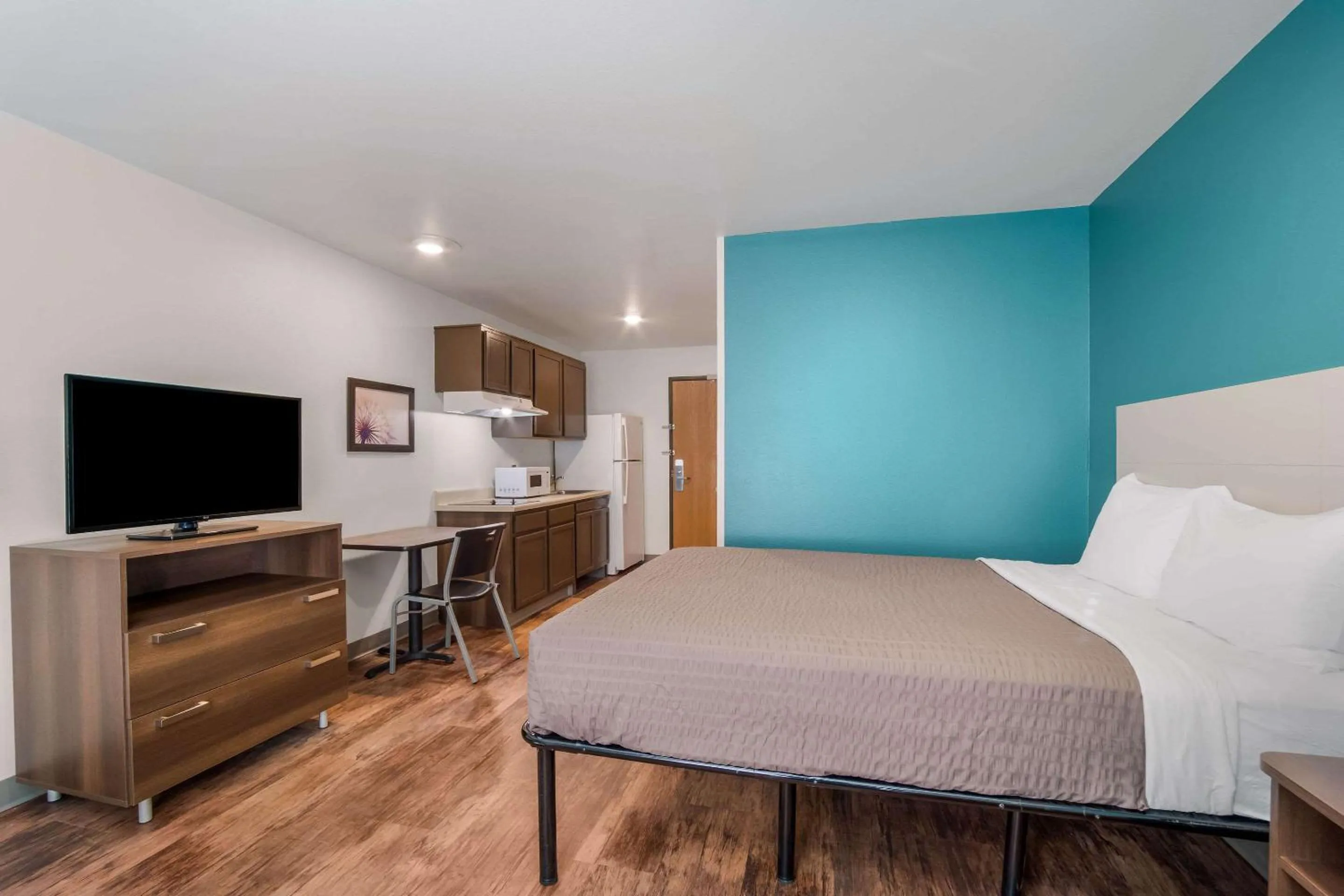 Photo of the whole room, Bed in WoodSpring Suites | North Charleston Airport I-526