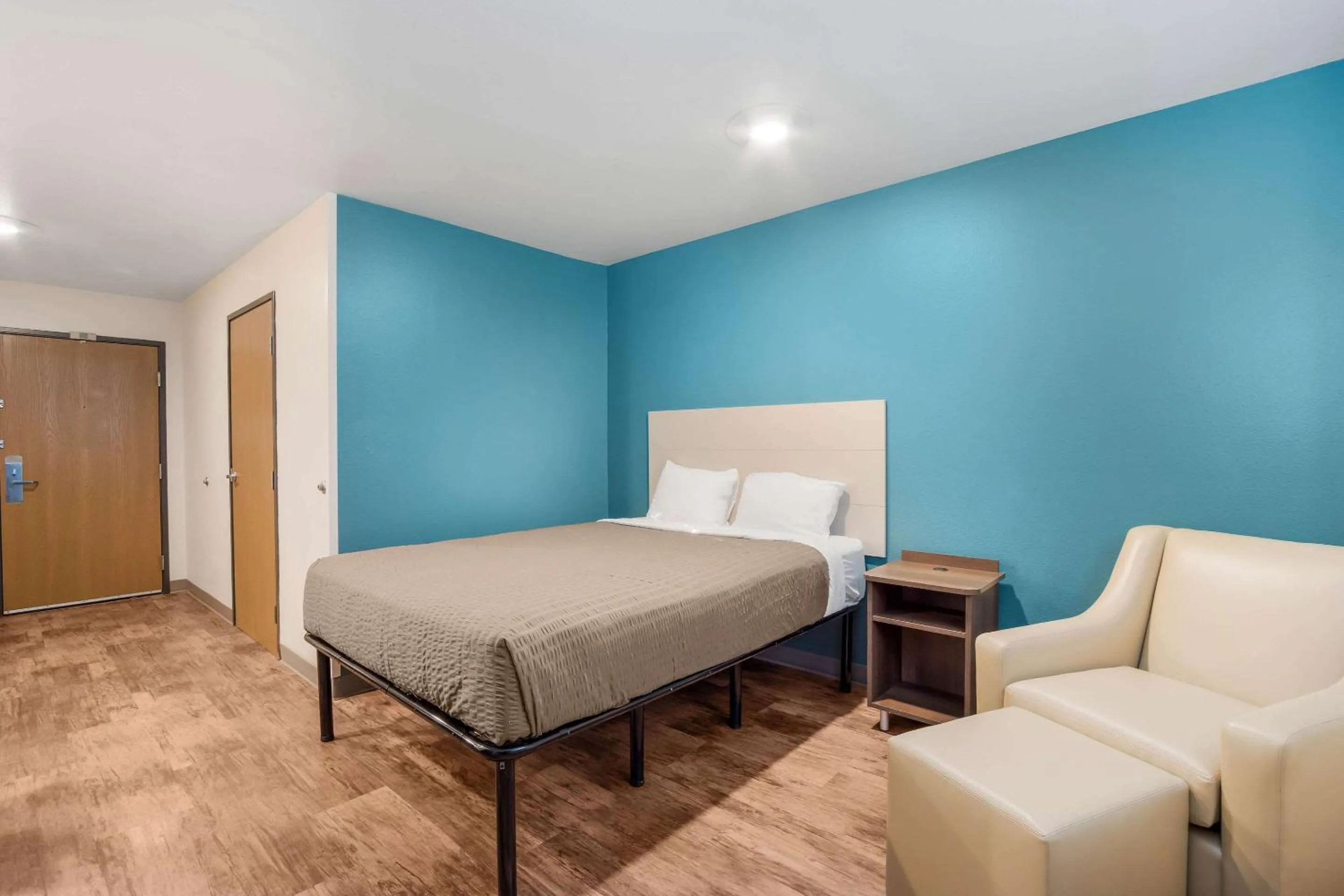 Photo of the whole room, Bed in WoodSpring Suites | North Charleston Airport I-526