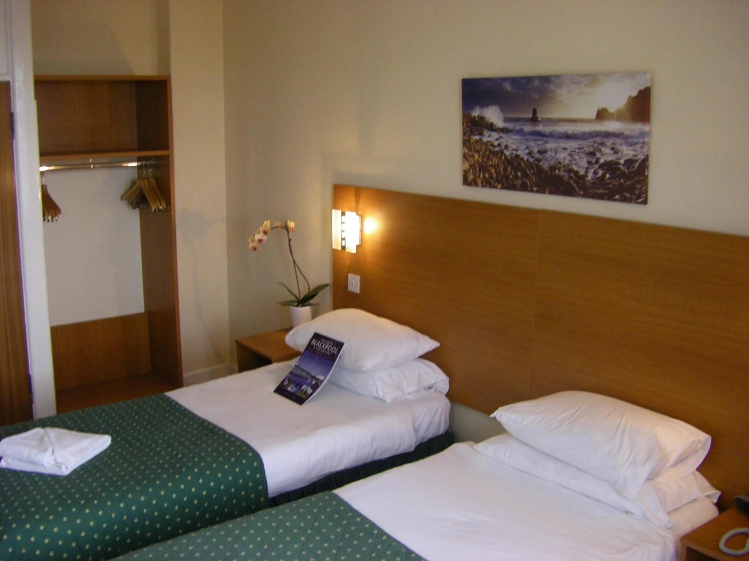 Bed in The Waldorf - Near Pleasure Beach & Sandcastle