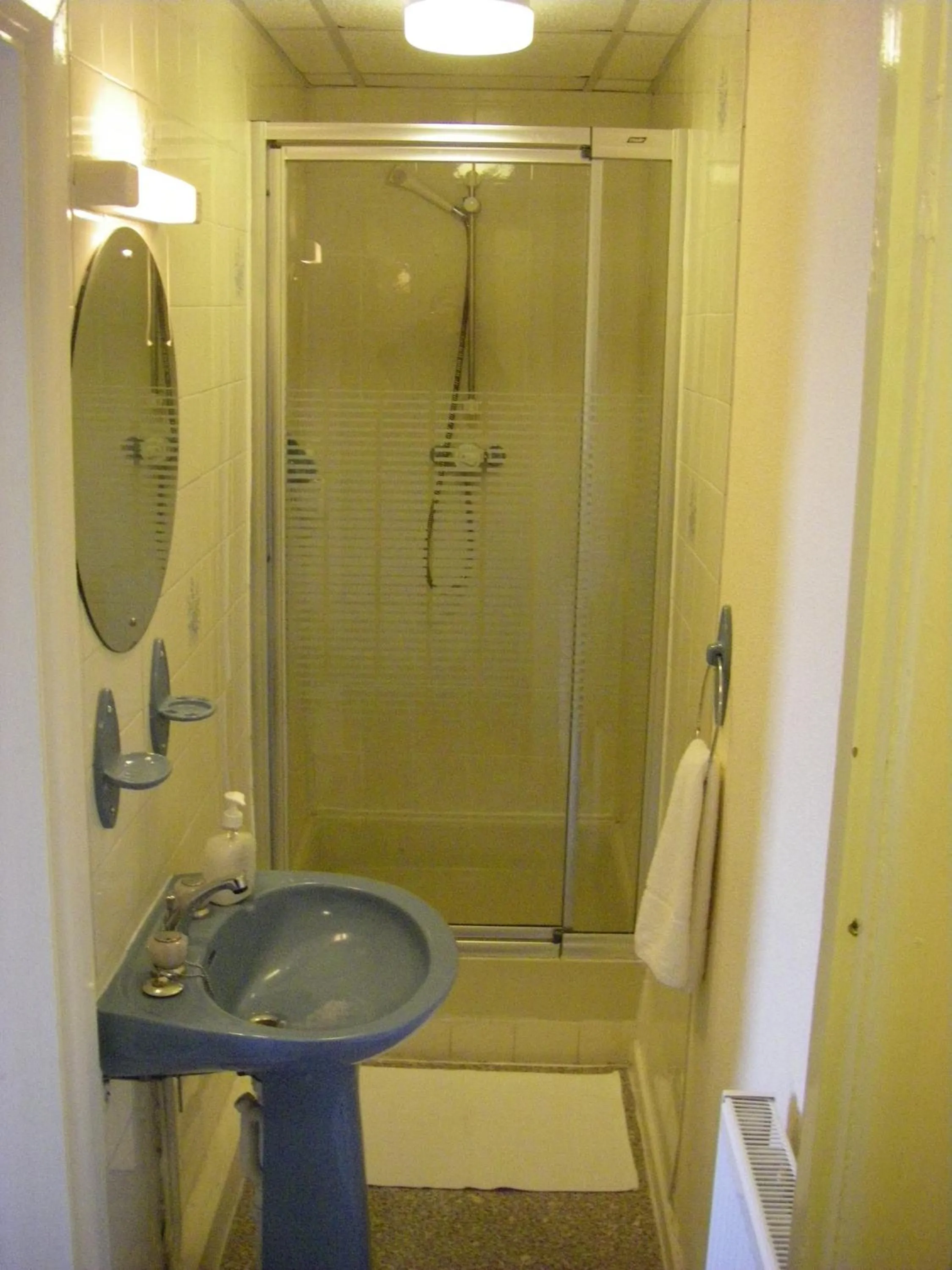 Shower in The Waldorf - Near Pleasure Beach & Sandcastle