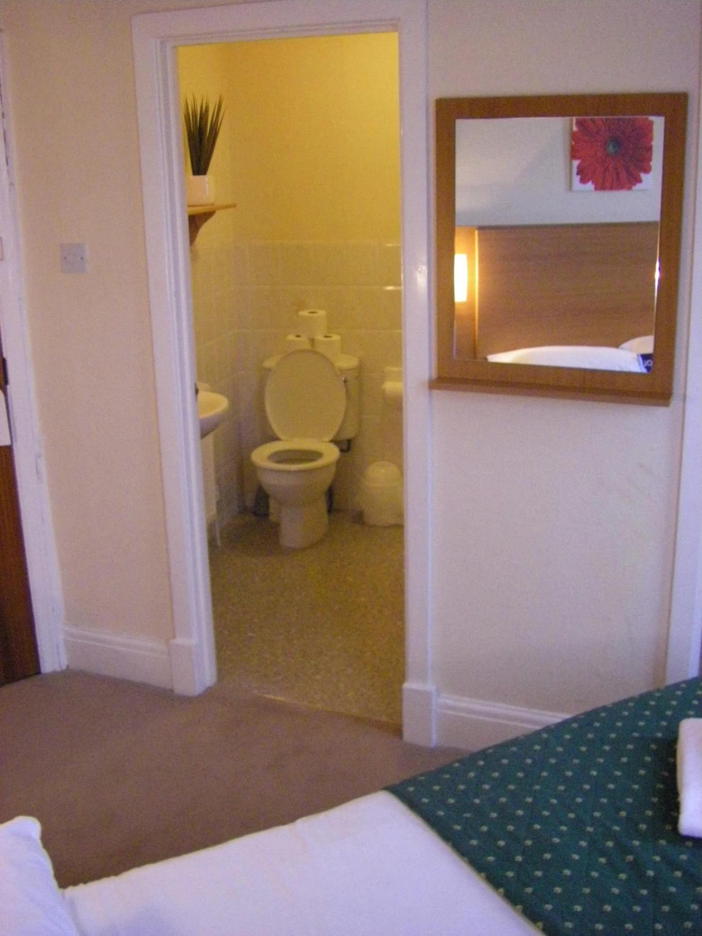 Toilet in The Waldorf - Near Pleasure Beach & Sandcastle