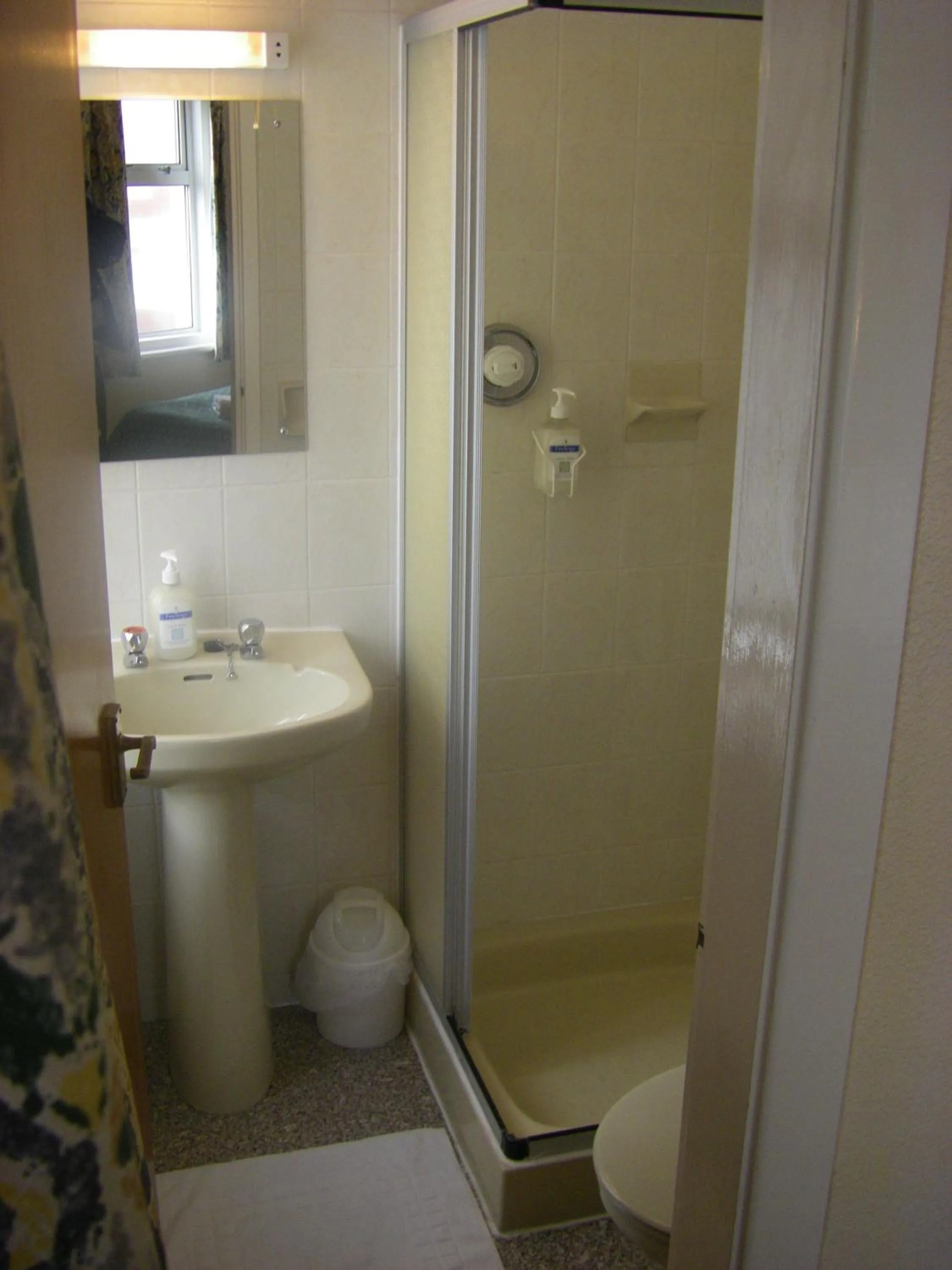 Shower in The Waldorf - Near Pleasure Beach & Sandcastle