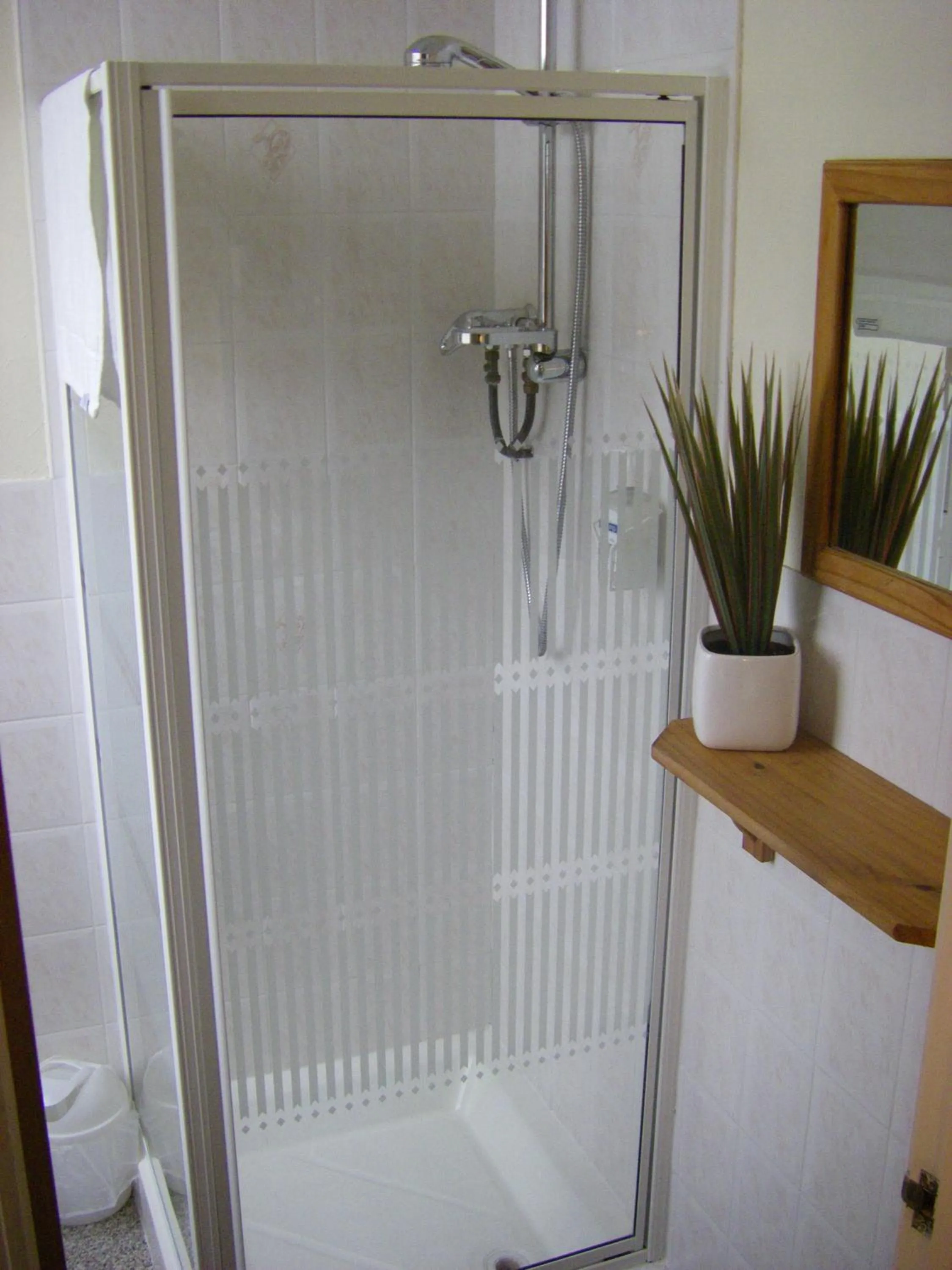 Shower in The Waldorf - Near Pleasure Beach & Sandcastle