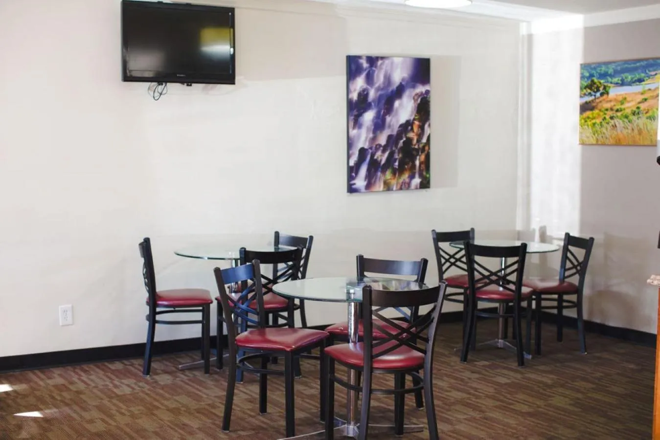 Communal lounge/ TV room in Flagship Inn of Ashland