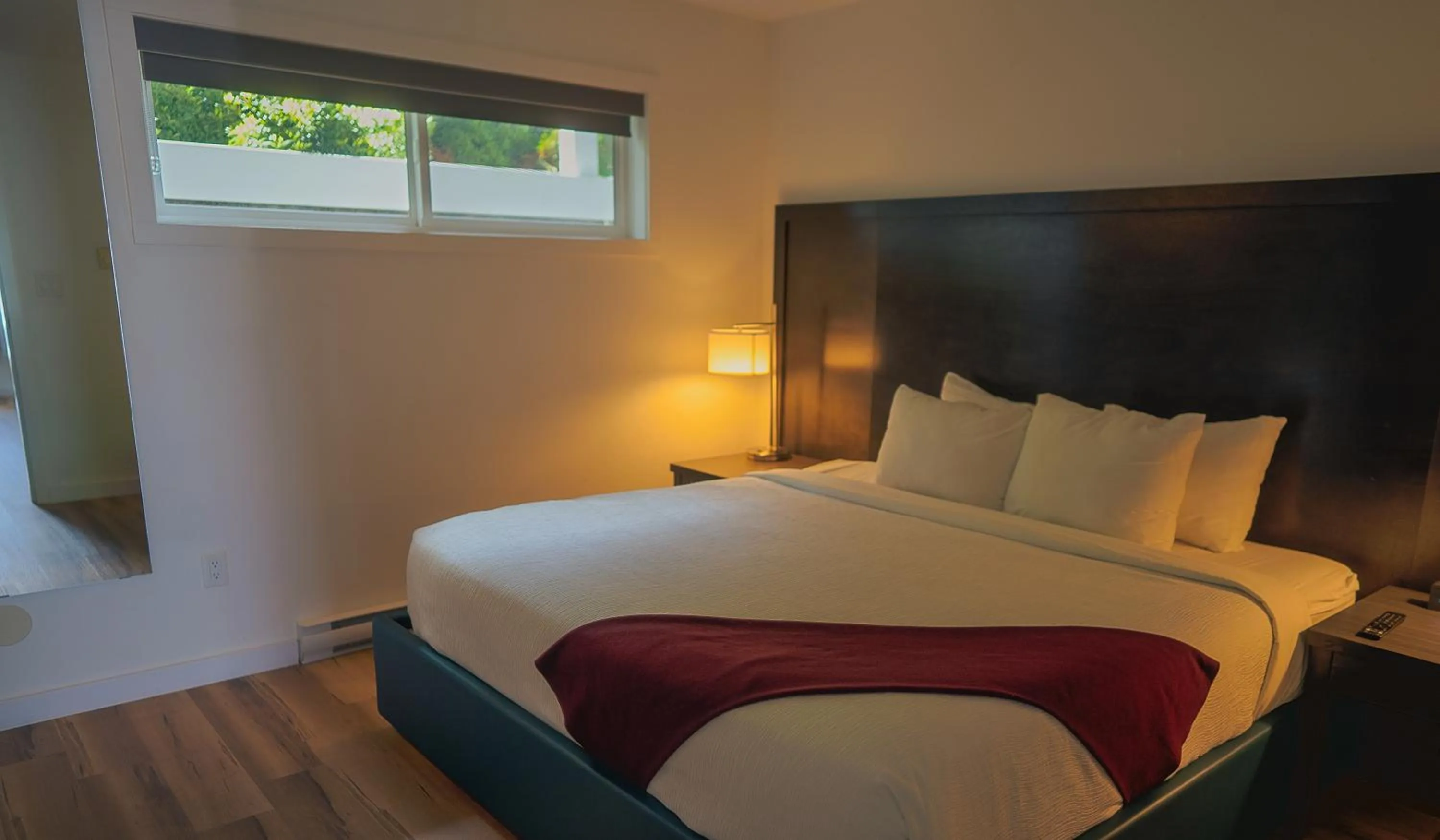 Bedroom, Bed in Tofino Resort + Marina