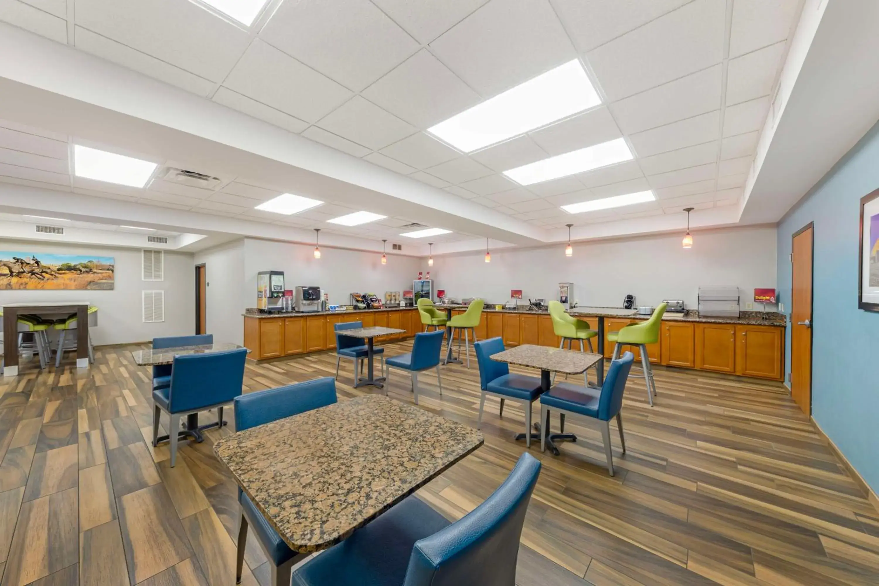 Breakfast in Best Western Plus Midwest City Inn & Suites Breakfast in Best Western Plus Midwest City Inn & Suites