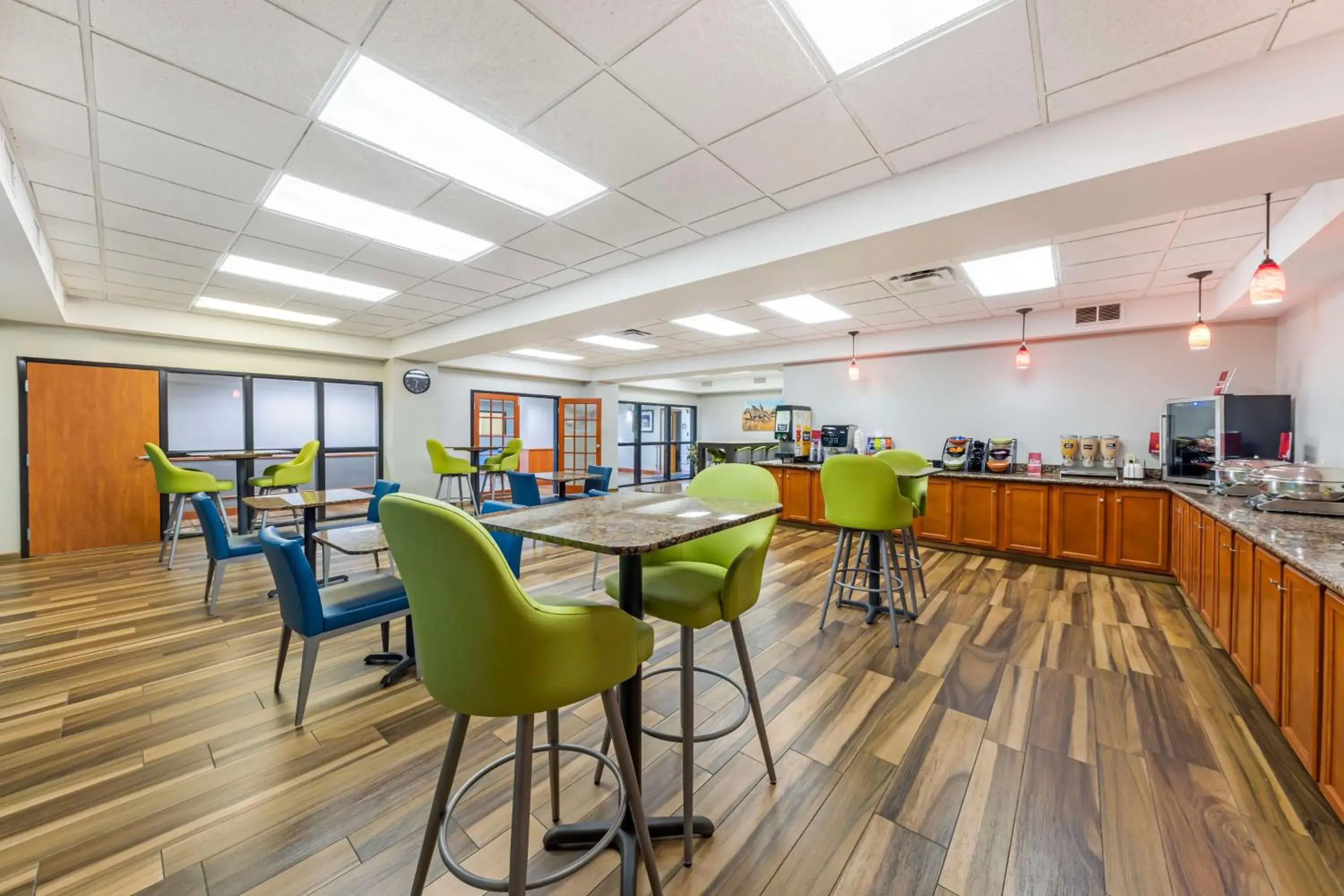 Breakfast in Best Western Plus Midwest City Inn & Suites Breakfast in Best Western Plus Midwest City Inn & Suites