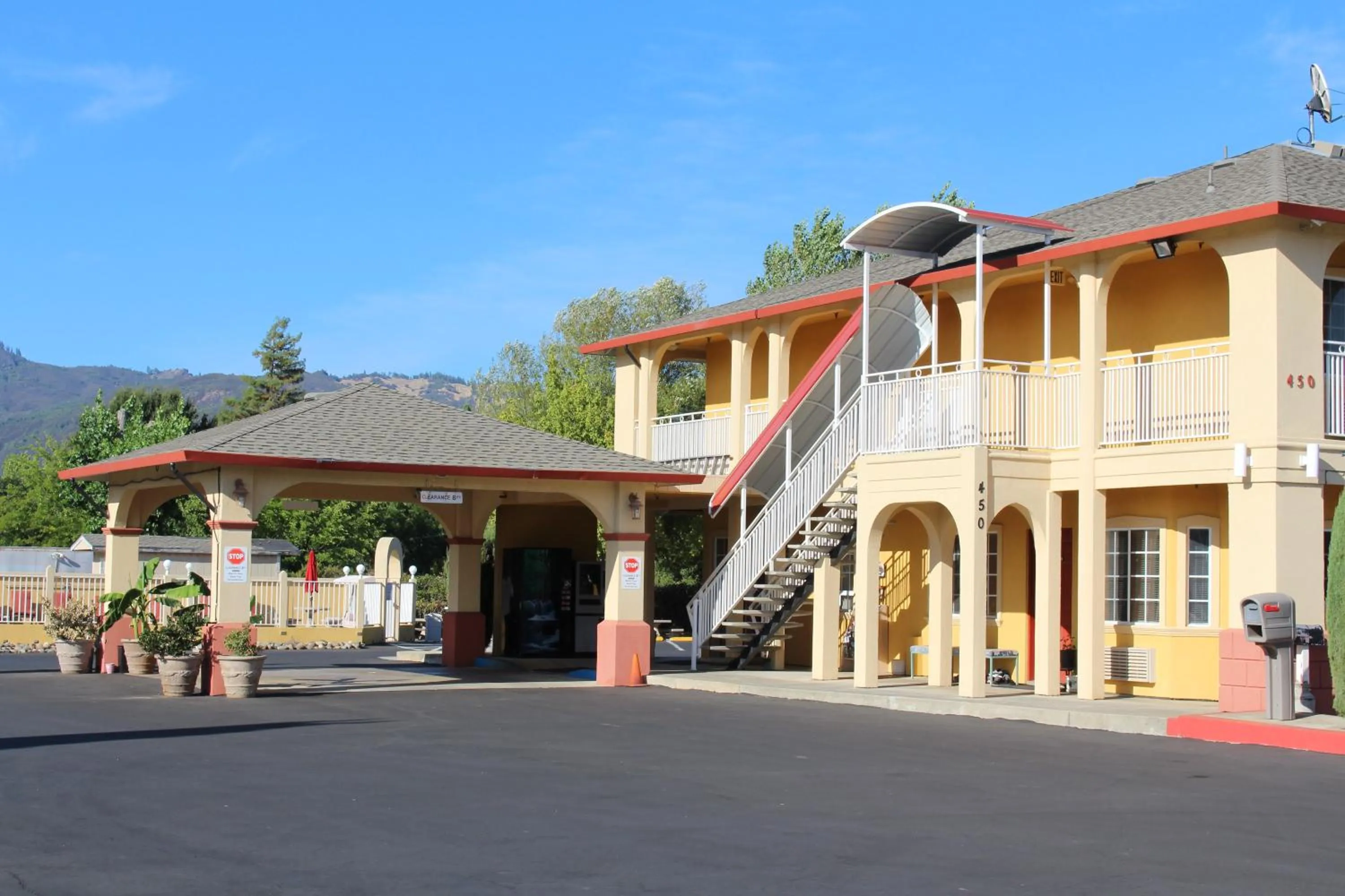 Property building in Upper Lake Inn & Suites