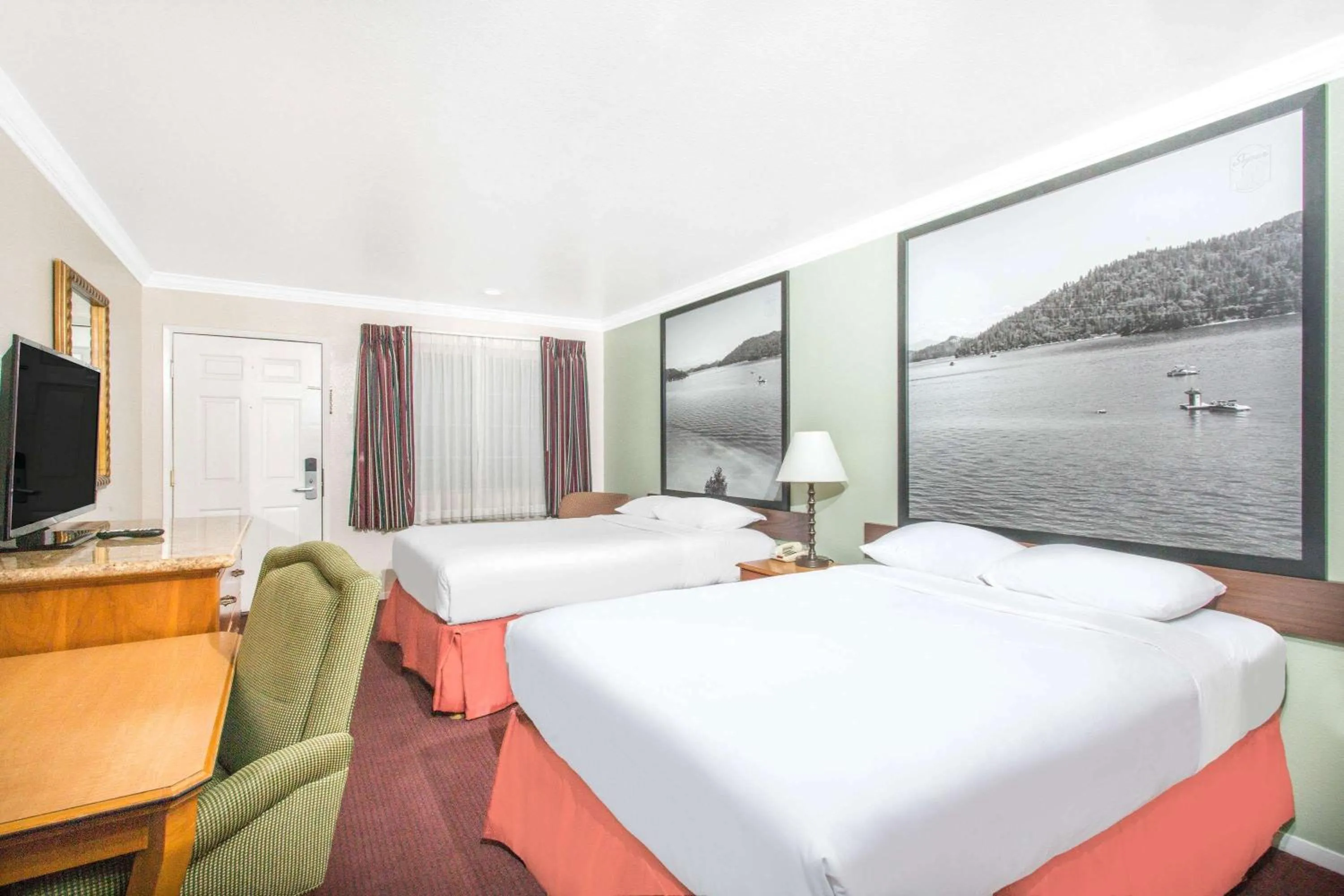 Photo of the whole room, Bed in Upper Lake Inn & Suites